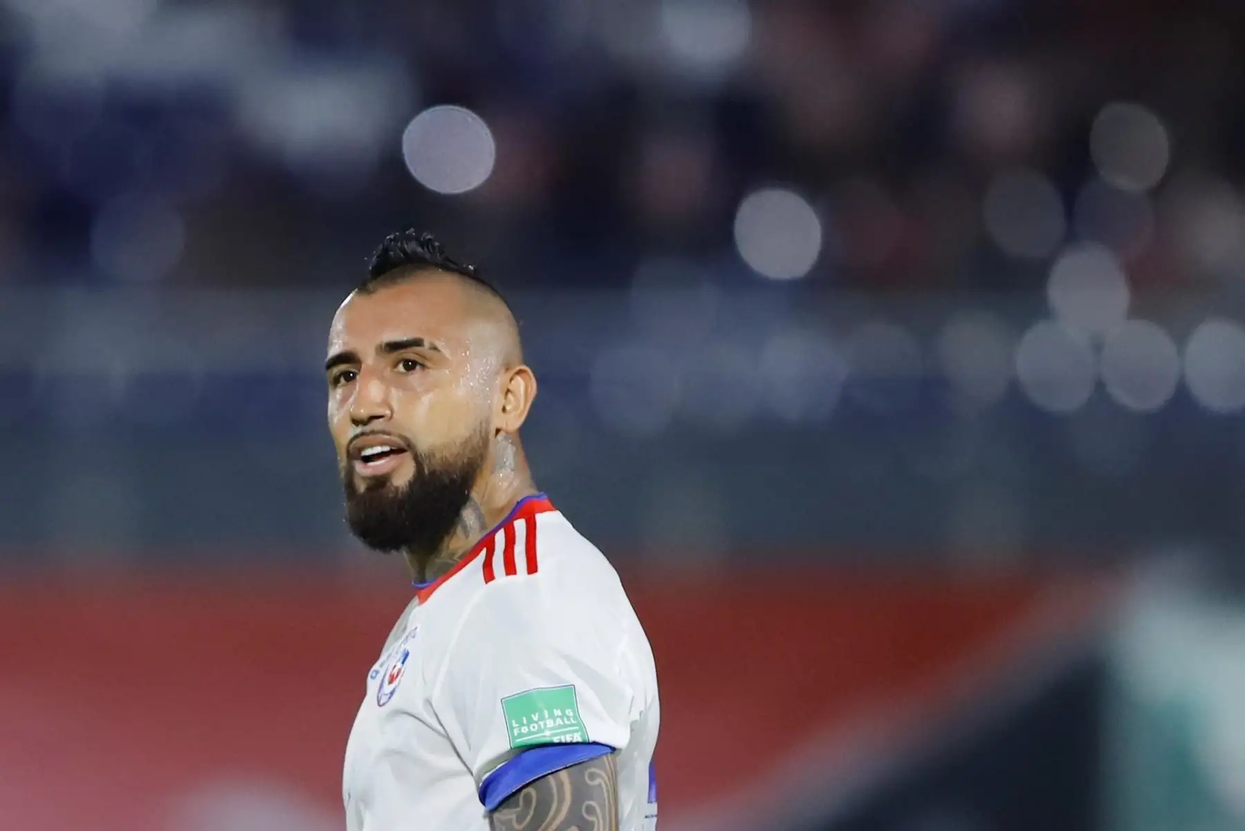 Arturo Vidal de Chile hoy, en un partido de las eliminatorias sudamericanas entre Paraguay y Chile en el estadio Defensores del Chaco en Asunción (Paraguay). EFE/Nathalia Aguilar