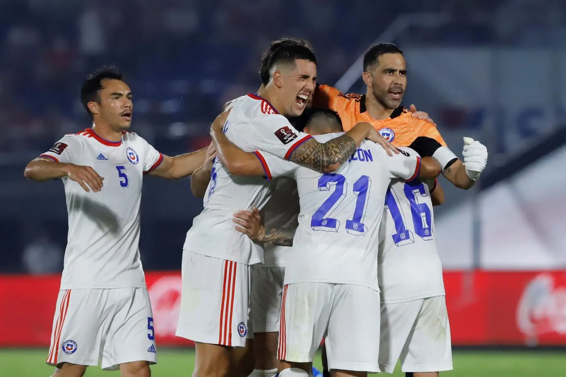 Los jugadores de Chile celebran la victoria hoy, en un partido de las eliminatorias sudamericanas entre Paraguay y Chile en el estadio Defensores del Chaco en Asunción (Paraguay). EFE/Nathalia Aguilar