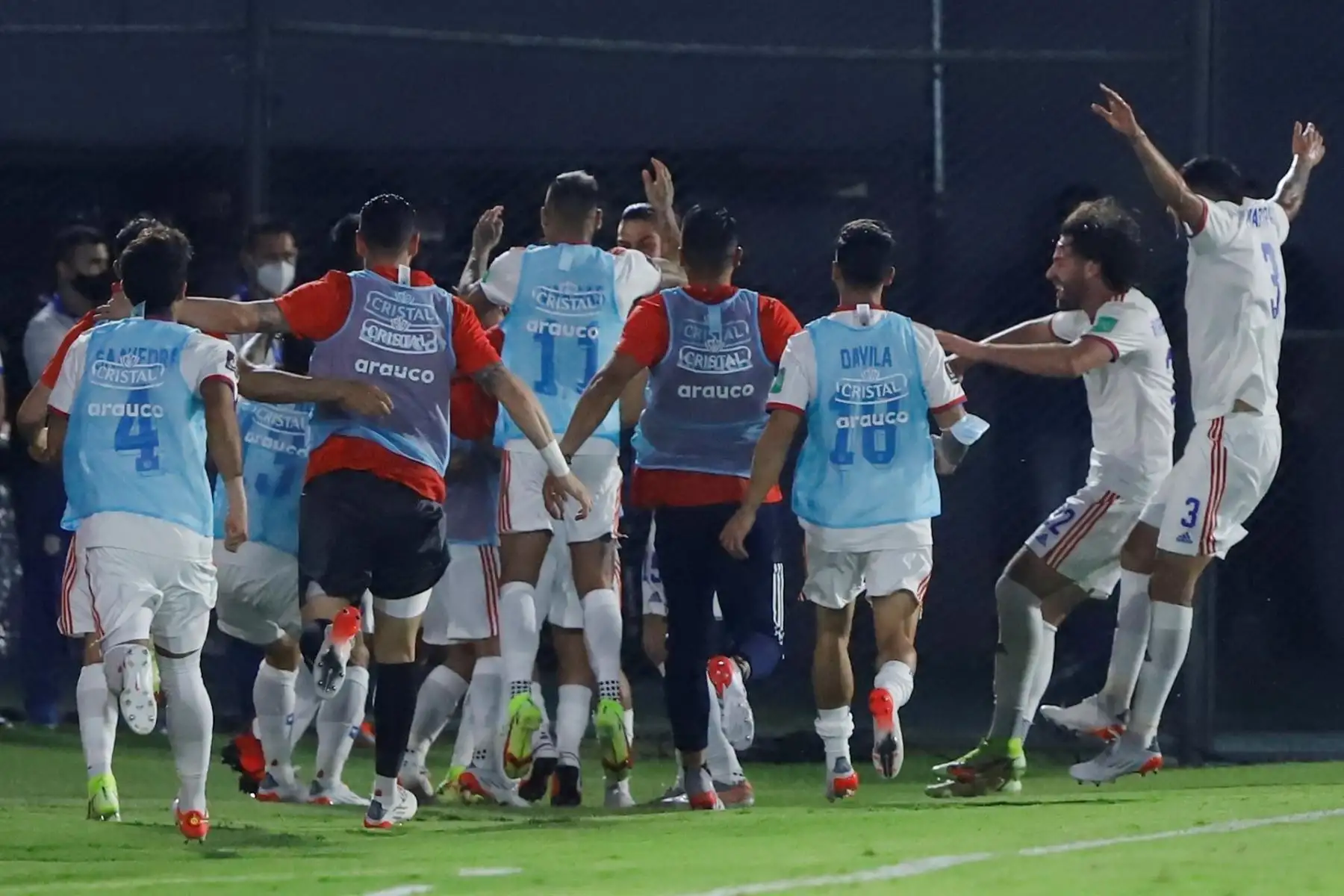Los jugadores de Chile celebran la victoria hoy, en un partido de las eliminatorias sudamericanas entre Paraguay y Chile en el estadio Defensores del Chaco en Asunción (Paraguay). EFE/Nathalia Aguilar