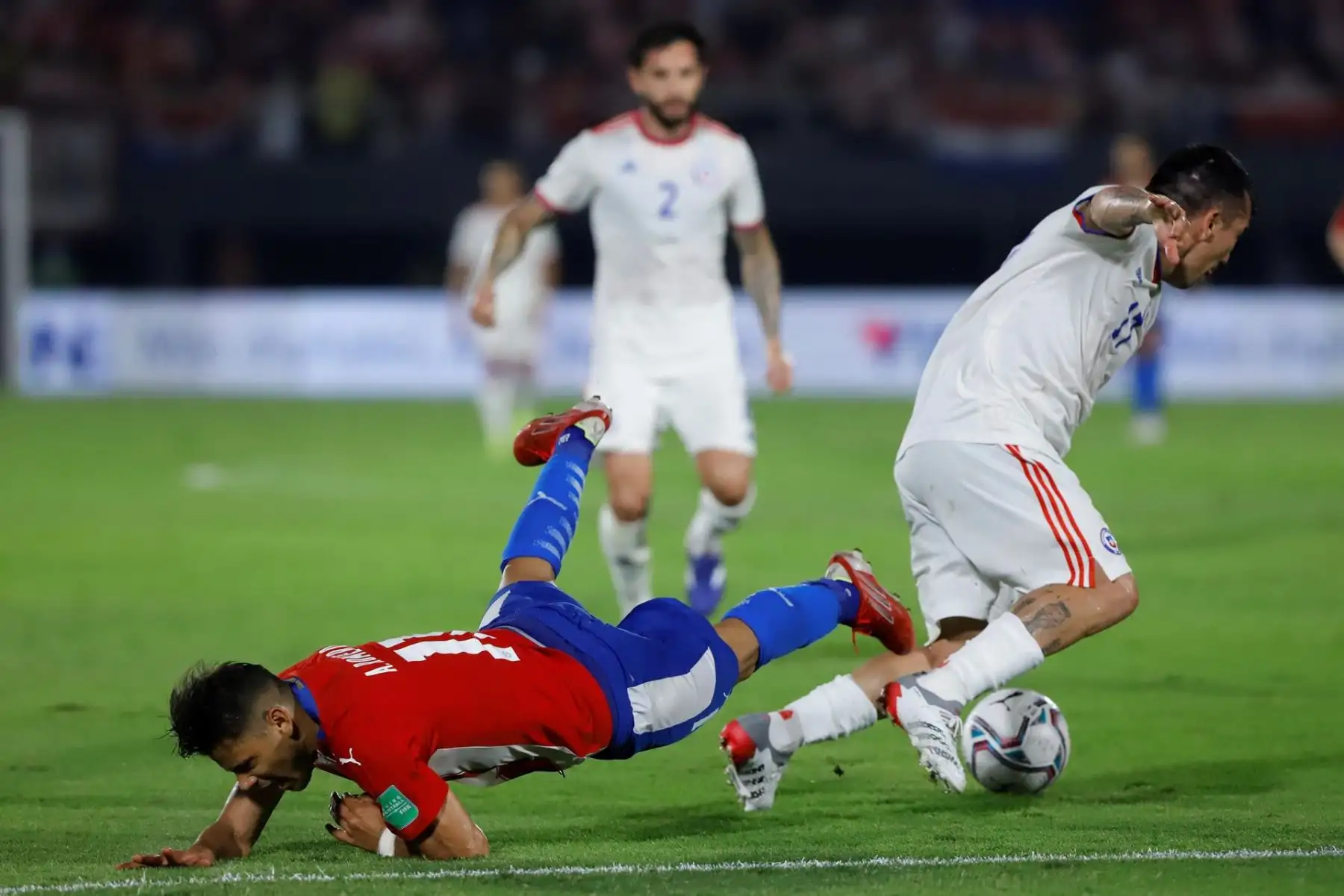 Ángel Romero (i) de Paraguay disputa el balón con Gary Medel de Chile hoy, en un partido de las eliminatorias sudamericanas entre Paraguay y Chile en el estadio Defensores del Chaco en Asunción (Paraguay). EFE/Nathalia Aguilar