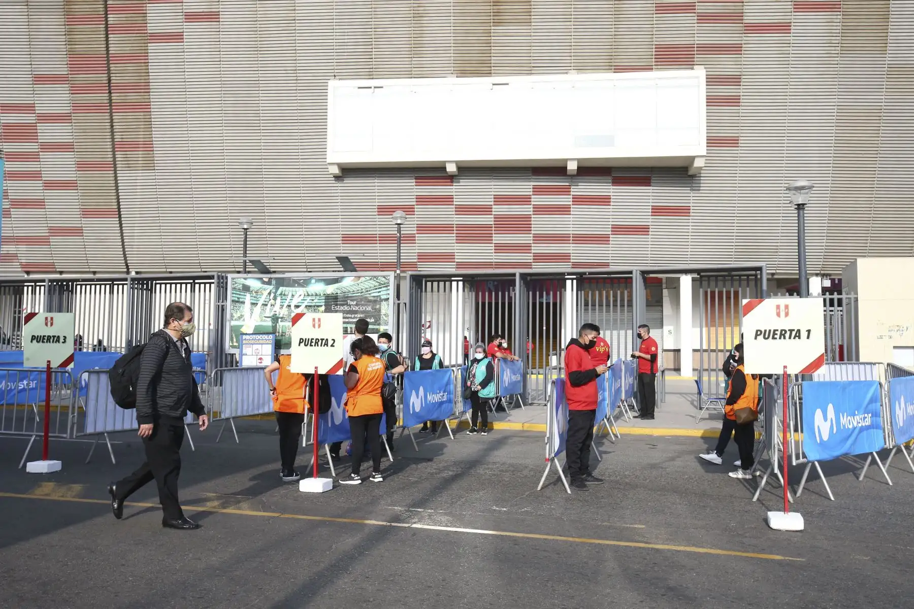 Hinchas de la selección peruana llegan al Estadio Nacional para el partido Perú vs Bolivia por las clasificatorias al mundial Catar 2022. Foto: ANDINA/Vidal Tarqui