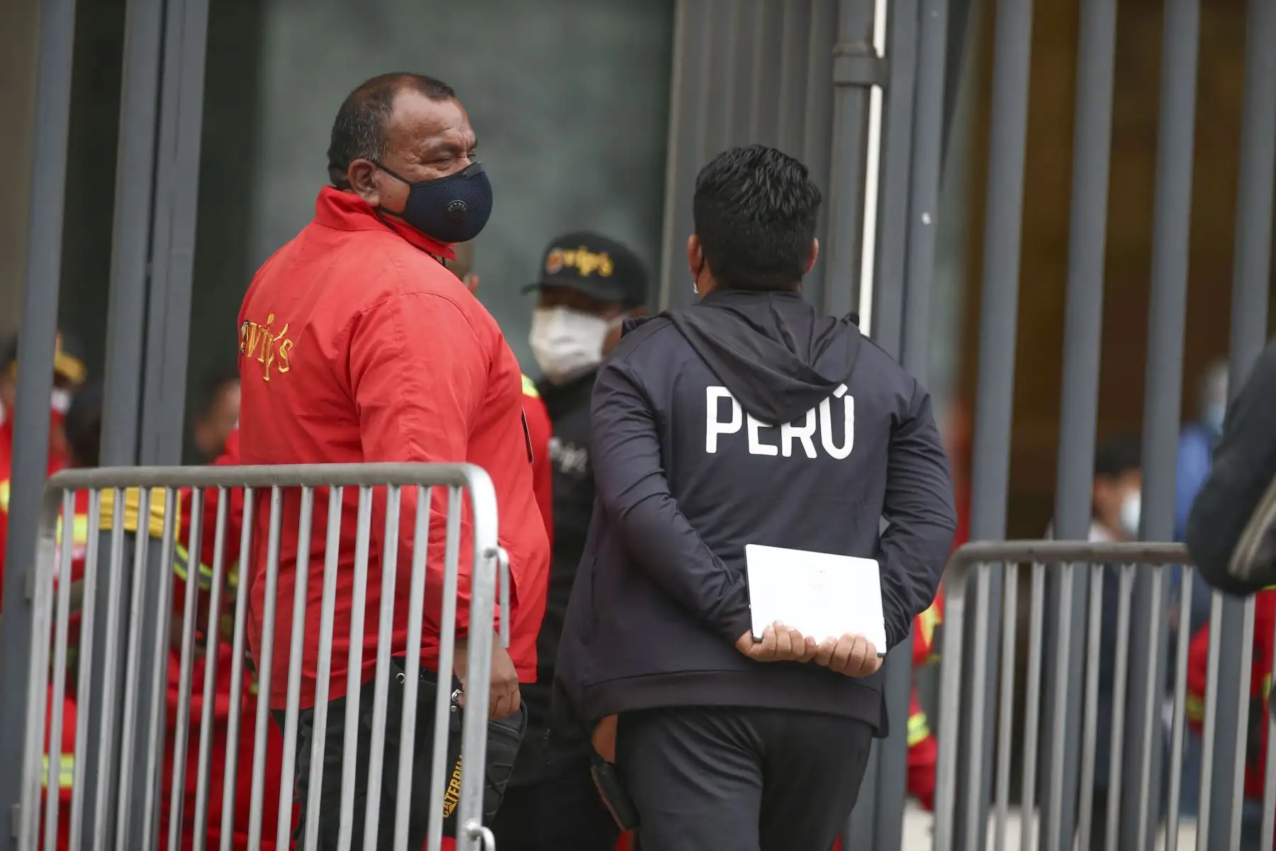 Hinchas de la selección peruana llegan al Estadio Nacional para el partido Perú vs Bolivia por las clasificatorias al mundial Catar 2022. Foto: ANDINA/Vidal Tarqui
