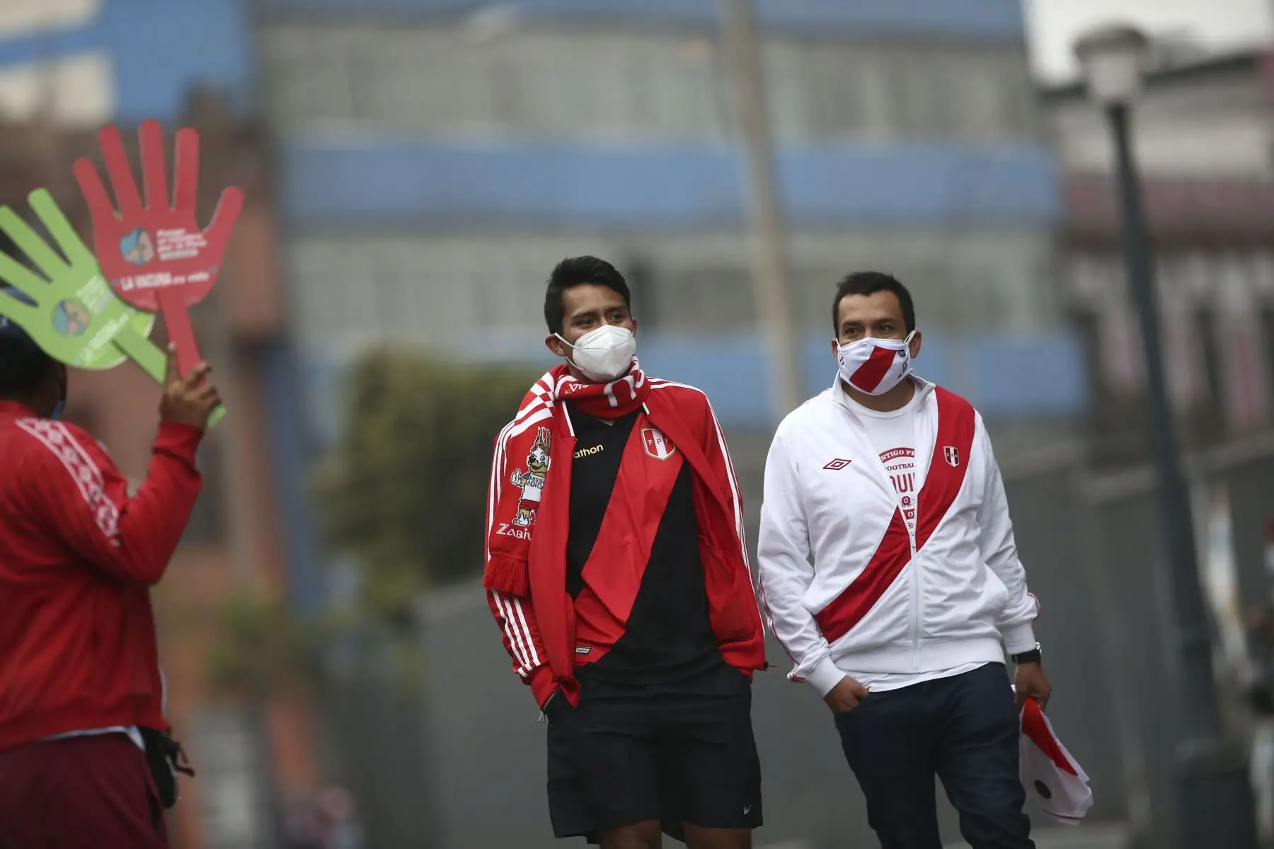 Hinchas de la selección peruana llegan al Estadio Nacional para el partido Perú vs Bolivia por las clasificatorias al mundial Catar 2022. Foto: ANDINA/Vidal Tarqui