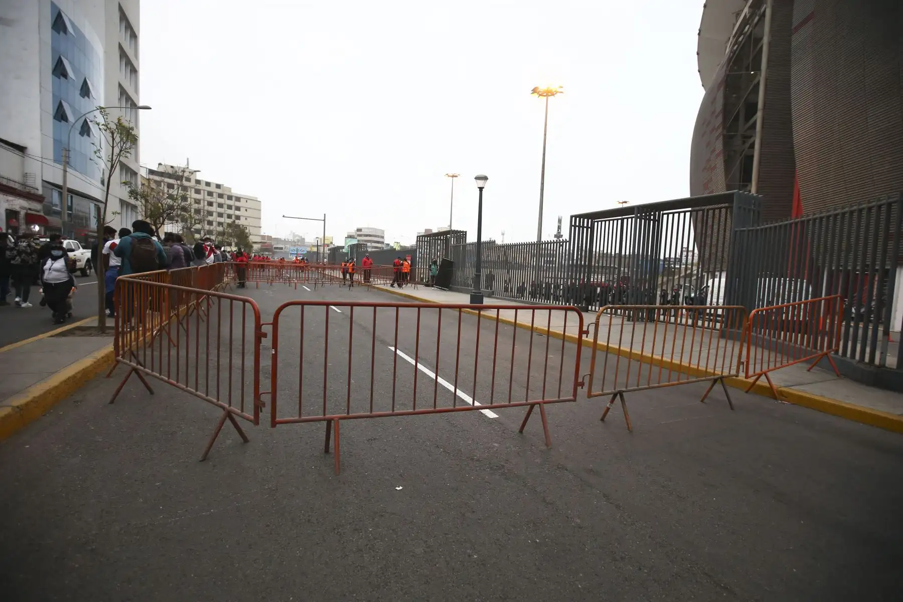 Hinchas de la selección peruana llegan al Estadio Nacional para el partido Perú vs Bolivia por las clasificatorias al mundial Catar 2022. Foto: ANDINA/Vidal Tarqui