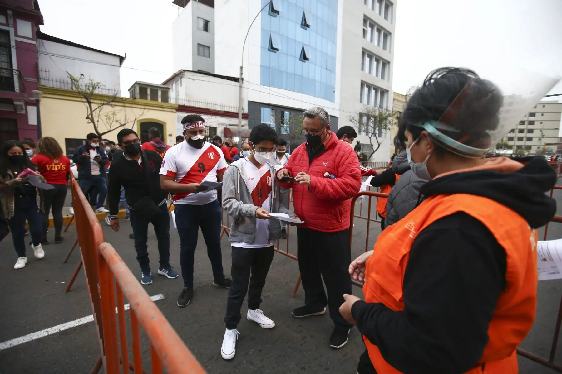 Hinchas de la selección peruana llegan al Estadio Nacional para el partido Perú vs Bolivia por las clasificatorias al mundial Catar 2022. Foto: ANDINA/Vidal Tarqui