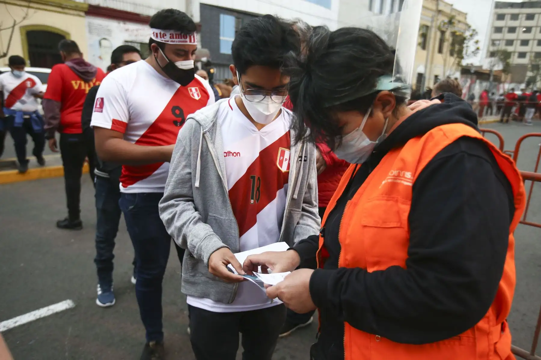 Hinchas de la selección peruana llegan al Estadio Nacional para el partido Perú vs Bolivia por las clasificatorias al mundial Catar 2022. Foto: ANDINA/Vidal Tarqui