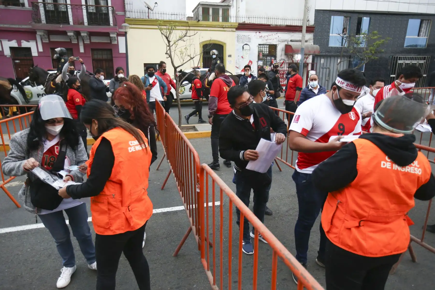 Hinchas de la selección peruana llegan al Estadio Nacional para el partido Perú vs Bolivia por las clasificatorias al mundial Catar 2022. Foto: ANDINA/Vidal Tarqui