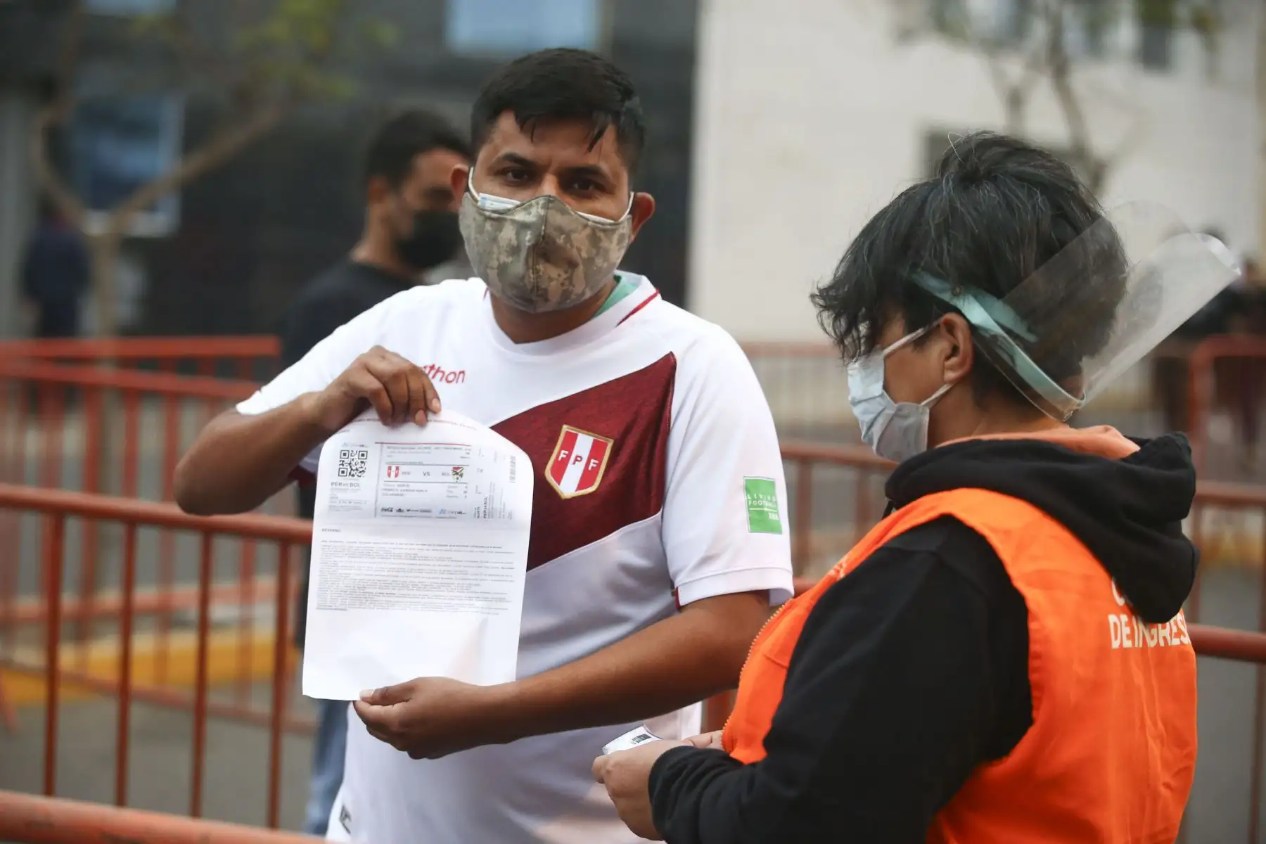 Hinchas de la selección peruana llegan al Estadio Nacional para el partido Perú vs Bolivia por las clasificatorias al mundial Catar 2022. Foto: ANDINA/Vidal Tarqui