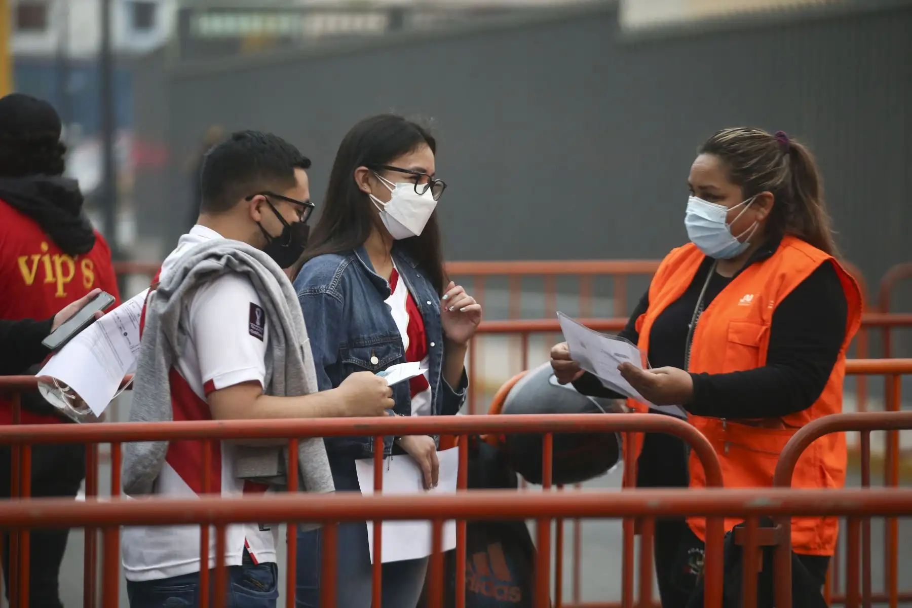 Hinchas de la selección peruana llegan al Estadio Nacional para el partido Perú vs Bolivia por las clasificatorias al mundial Catar 2022. Foto: ANDINA/Vidal Tarqui