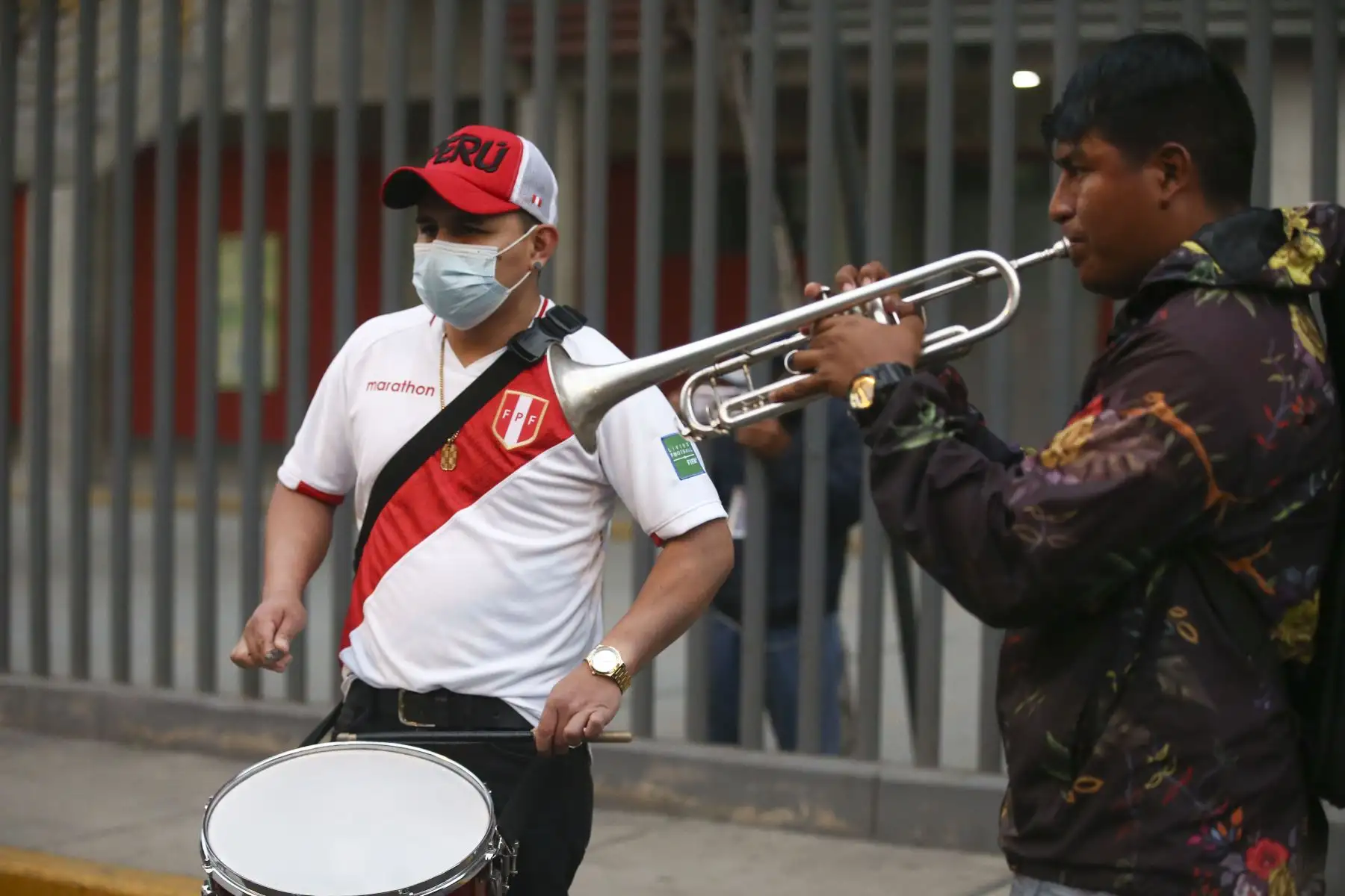Hinchas de la selección peruana llegan al Estadio Nacional para el partido Perú vs Bolivia por las clasificatorias al mundial Catar 2022. Foto: ANDINA/Vidal Tarqui