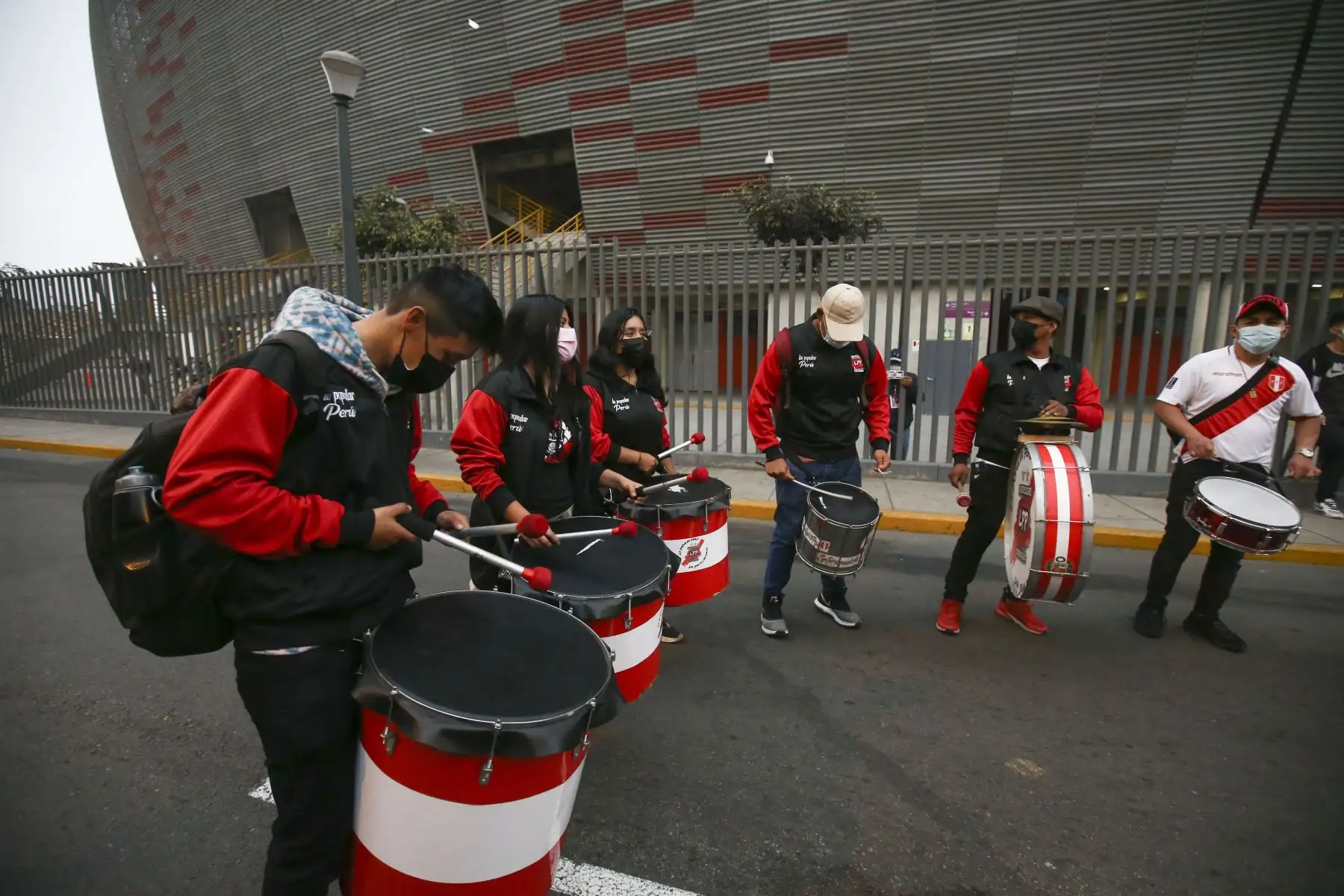 Hinchas de la selección peruana llegan al Estadio Nacional para el partido Perú vs Bolivia por las clasificatorias al mundial Catar 2022. Foto: ANDINA/Vidal Tarqui