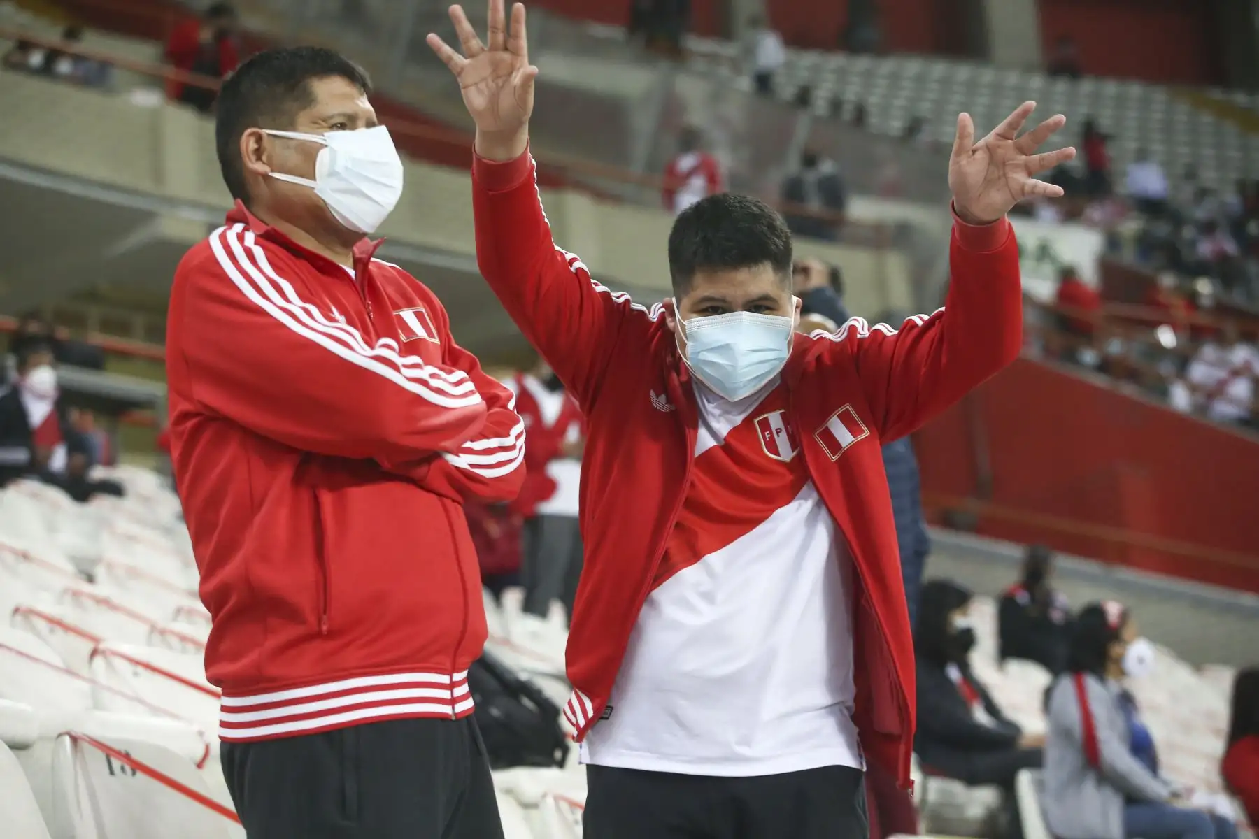 Hinchas de la selección peruana llegan al Estadio Nacional para el partido Perú vs Bolivia por las clasificatorias al mundial Catar 2022. Foto: ANDINA/Vidal Tarqui