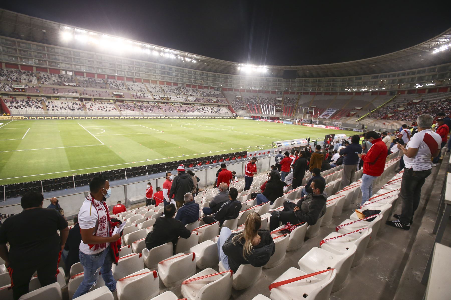 Hinchas de la selección peruana llegan al Estadio Nacional para el partido Perú vs. Bolivia por las clasificatorias al mundial Catar 2022. Foto: ANDINA/Vidal Tarqui