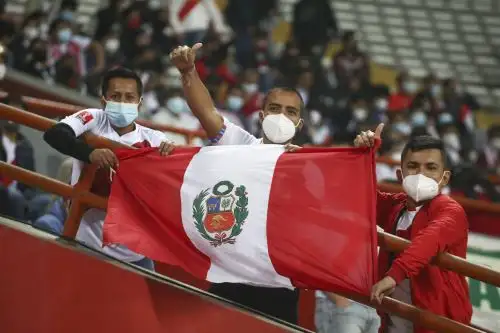 Hinchas de la selección peruana llegan al Estadio Nacional para el partido Perú vs. Bolivia por las clasificatorias al mundial Catar 2022. Foto: ANDINA/Vidal Tarqui