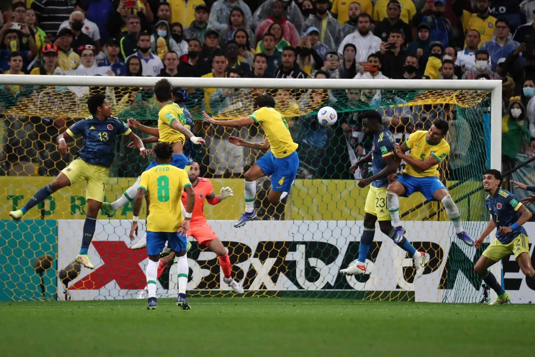 Casemiro (d) de Brasil disputa el balón con Davinson Sánchez de Colombia hoy, en un partido de las eliminatorias sudamericanas para el Mundial de Catar entre Brasil y Colombia en el estadio Arena de Sao Paulo (Brasil). EFE/Sebastiao Moreira