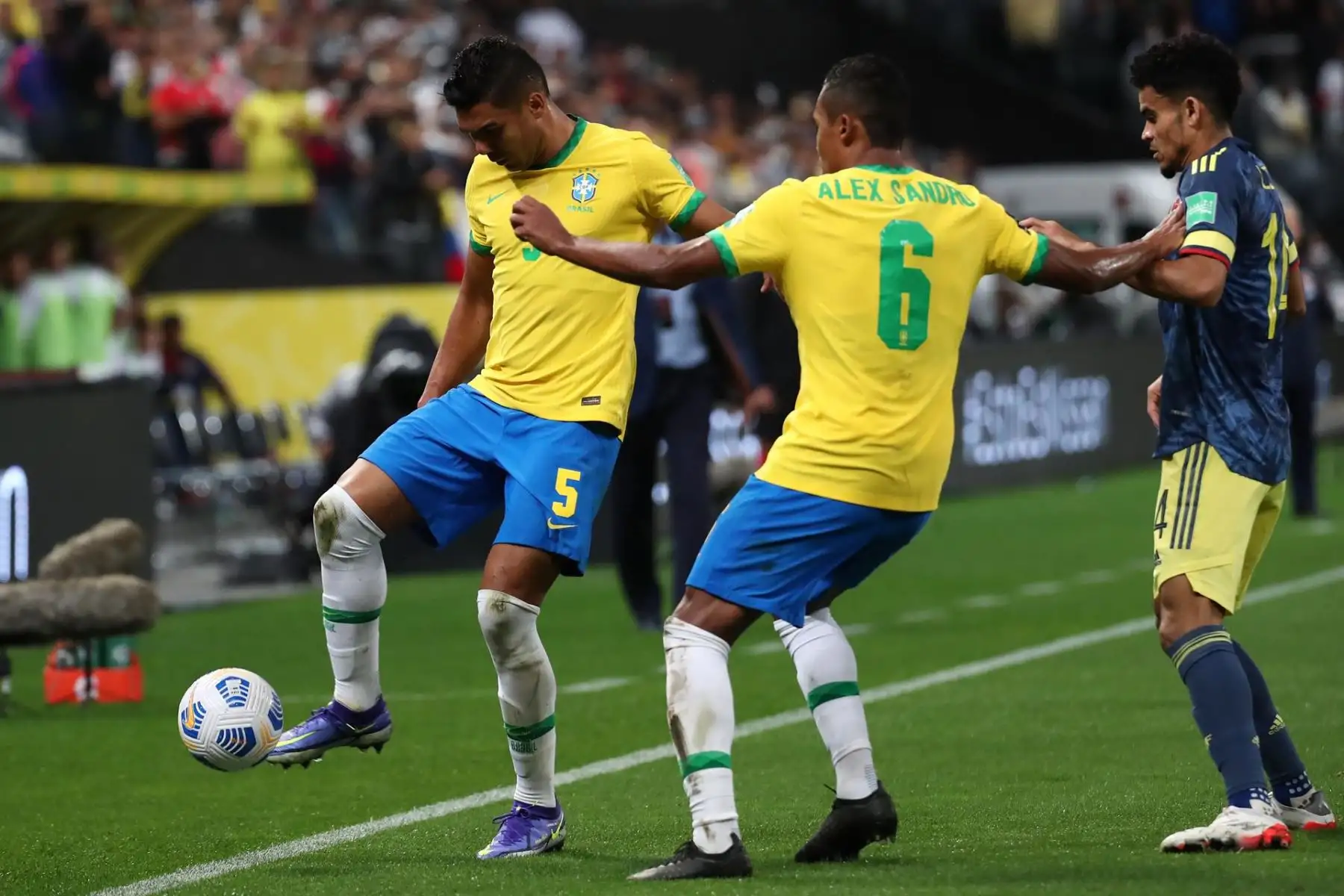 Casemiro (i) y Alex Sandro (c) de Brasil disputan el balón con Luis Díaz de Colombia hoy, en un partido de las eliminatorias sudamericanas para el Mundial de Catar entre Brasil y Colombia en el estadio Arena de Sao Paulo (Brasil). EFE/Sebastiao Moreira