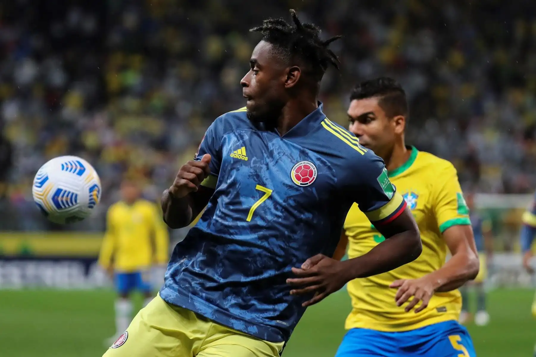 Casemiro (d) de Brasil disputa el balón con Duván Zapata de Colombia hoy, en un partido de las eliminatorias sudamericanas para el Mundial de Catar entre Brasil y Colombia en el estadio Arena de Sao Paulo (Brasil). EFE/Sebastiao Moreira