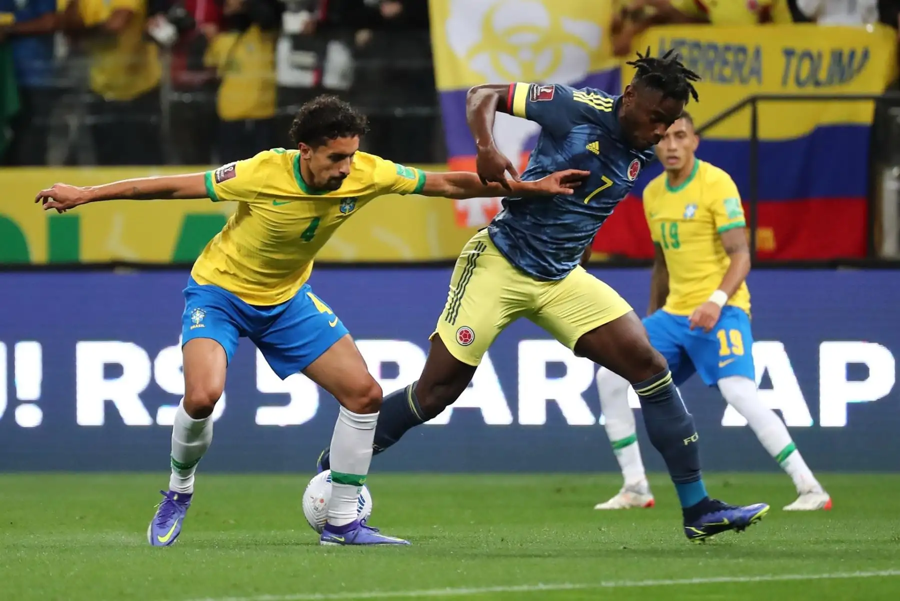 Marquinhos (i) de Brasil disputa el balón con Duvan Zapata de Colombia hoy, en un partido de las eliminatorias sudamericanas para el Mundial de Catar entre Brasil y Colombia en el estadio Arena de Sao Paulo (Brasil). EFE/Sebastiao Moreira