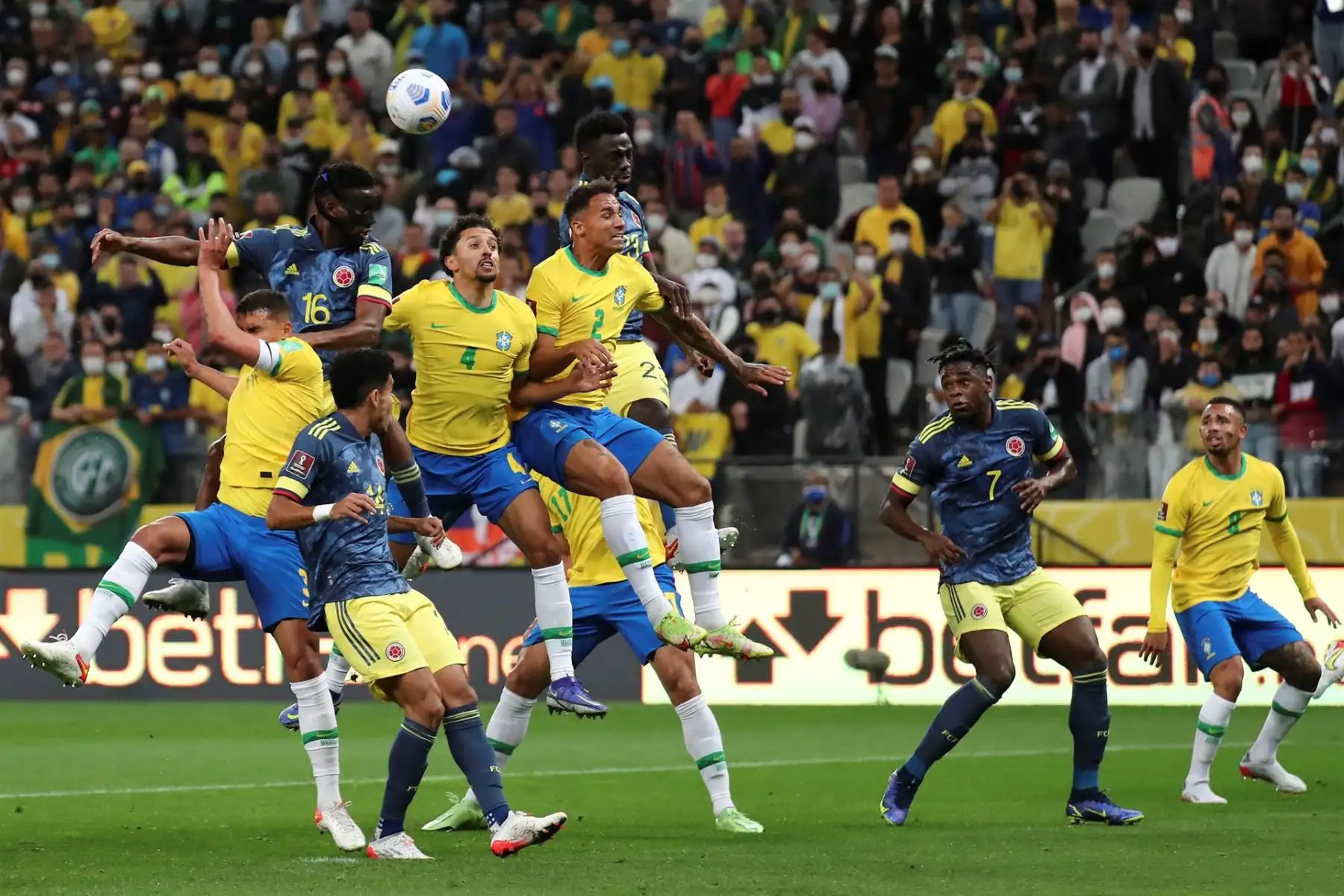 Marquinhos (4-i) de Brasil disputa el balón con Jefferson Lerma de Colombia hoy, en un partido de las eliminatorias sudamericanas para el Mundial de Catar entre Brasil y Colombia en el estadio Arena de Sao Paulo (Brasil). EFE/Sebastiao Moreira