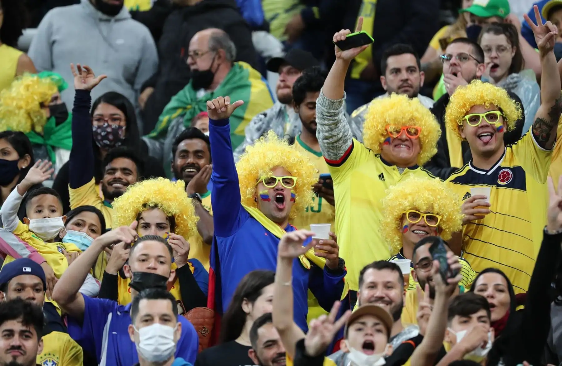 Aficionados de Colombia animan hoy, en un partido de las eliminatorias sudamericanas para el Mundial de Catar entre Brasil y Colombia, en el estadio Arena de Sao Paulo (Brasil). EFE/ Sebastiao Moreira