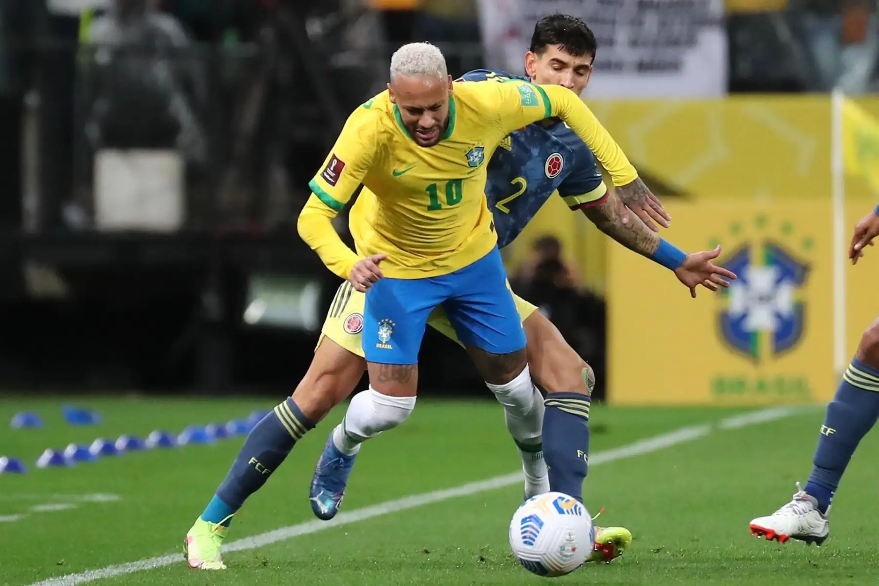 Neymar (frente) de Brasil disputa el balón con Daniel Muñoz de Colombia hoy, en un partido de las eliminatorias sudamericanas para el Mundial de Catar entre Brasil y Colombia en el estadio Arena de Sao Paulo (Brasil). EFE/Sebastiao Moreira