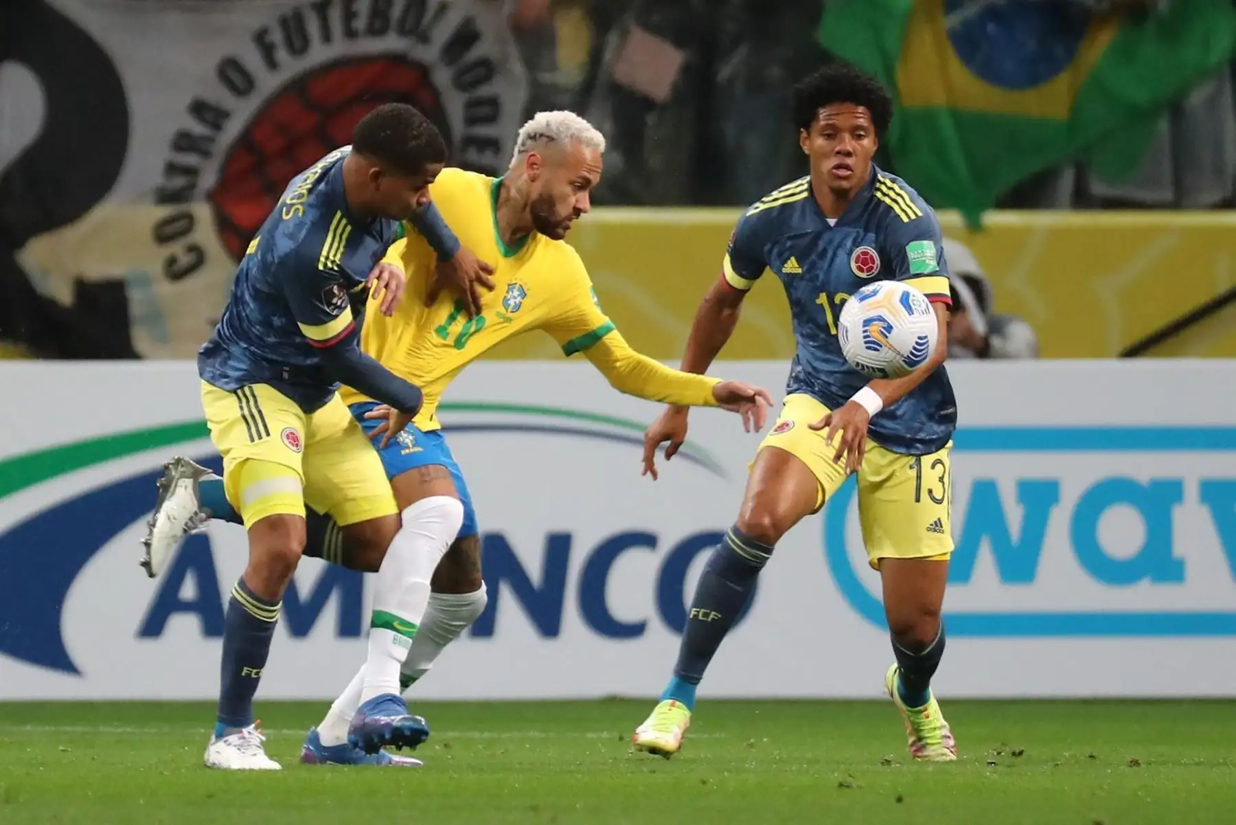 Neymar (c) de Brasil disputa el balón con Wilmar Barrios (i) y Yairo Moreno de Colombia hoy, en un partido de las eliminatorias sudamericanas para el Mundial de Catar entre Brasil y Colombia en el estadio Arena de Sao Paulo (Brasil). EFE/Sebastiao Moreira