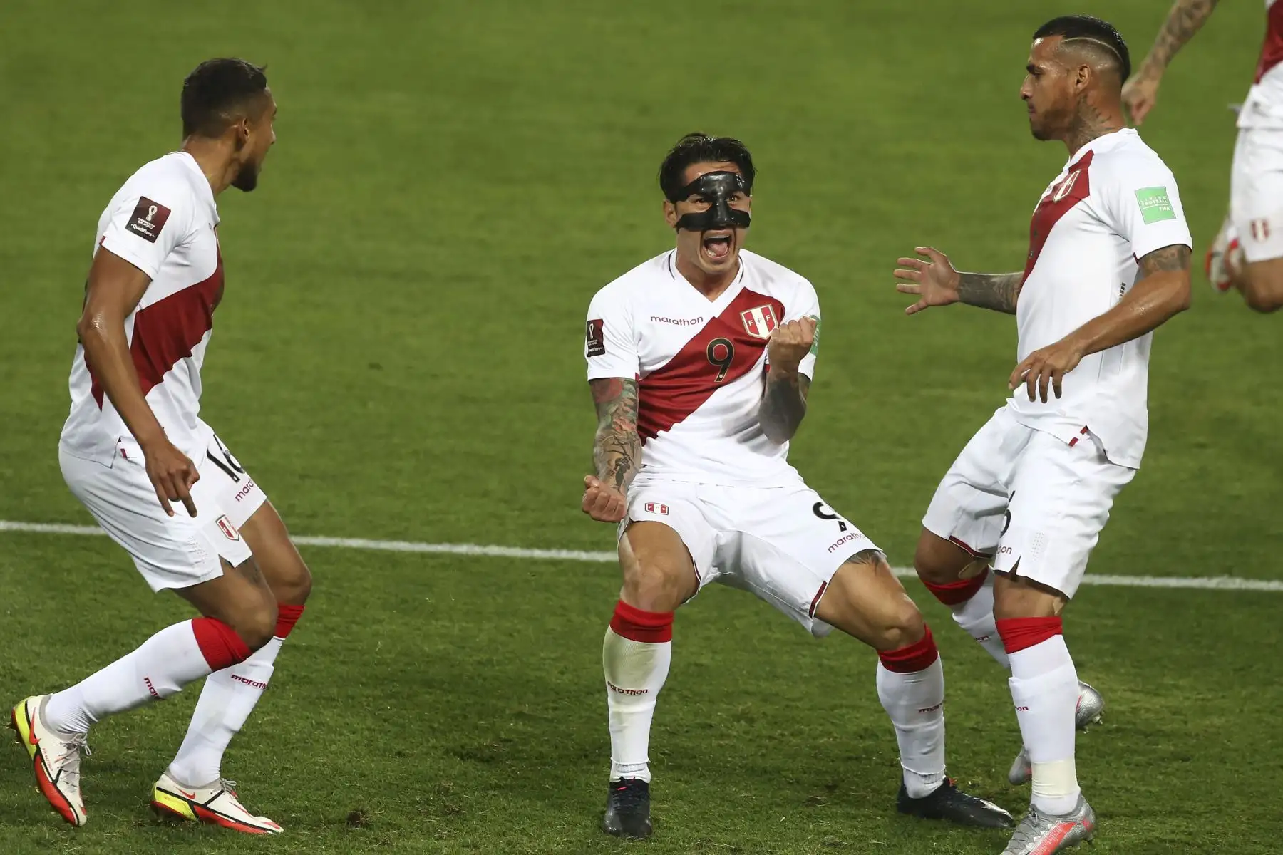 Gianluca Lapadula celebra tras anotar el 1-0 para Perú en el Estadio Nacional. La selección enfrenta a Bolivia por las clasificatorias al mundial Catar 2022. Foto: ANDINA/Vidal Tarqui