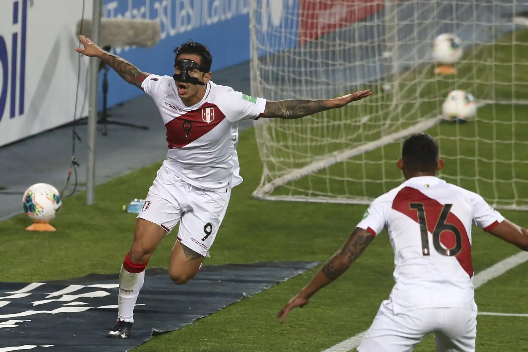Gianluca Lapadula celebra tras anotar el 1-0 para Perú en el Estadio Nacional. La selección enfrenta a Bolivia por las clasificatorias al mundial Catar 2022. Foto: ANDINA/Vidal Tarqui