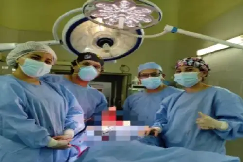 El paciente es un hombre de 52 años, procedente de la ciudad de Mollendo, que llegó al Hospital Goyeneche con dolor abdominal.