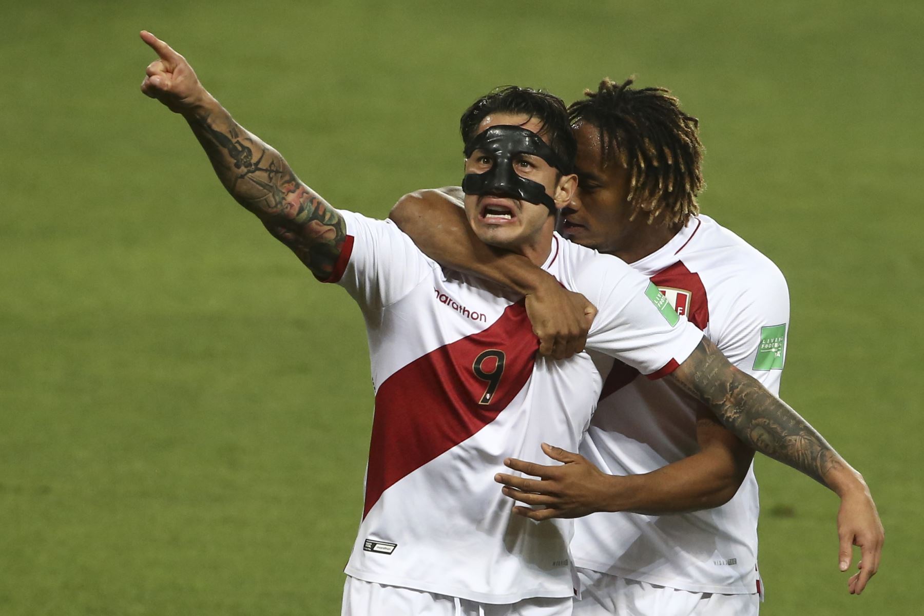 Gianluca Lapadula celebra tras anotar el 1-0 para Perú en el Estadio Nacional. La selección enfrenta a Bolivia por las clasificatorias al mundial Catar 2022. Foto: ANDINA/Vidal Tarqui
