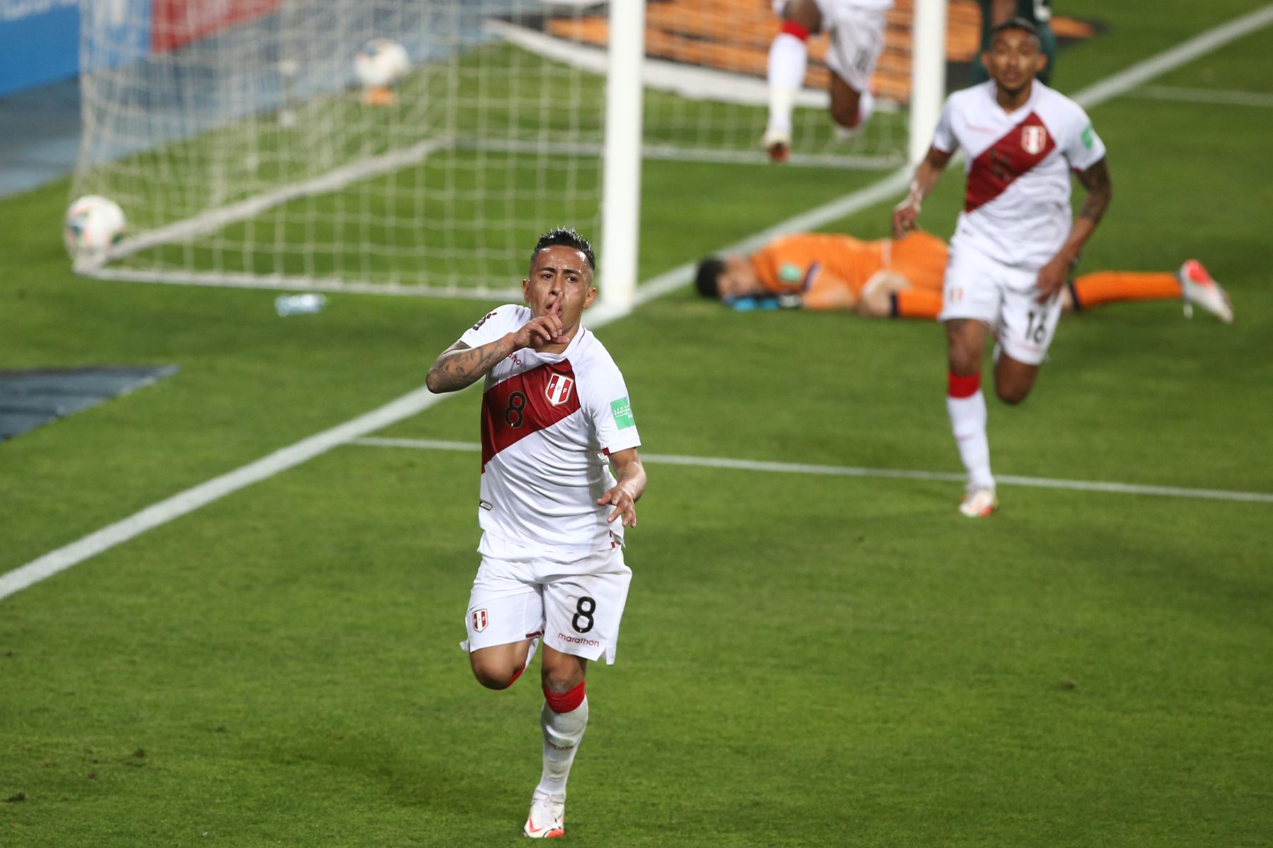 Christian Cueva celebra tras anotar el 2-0 para Perú en el Estadio Nacional. La selección enfrenta a Bolivia por las clasificatorias al mundial Catar 2022. Foto: ANDINA/Vidal Tarqui