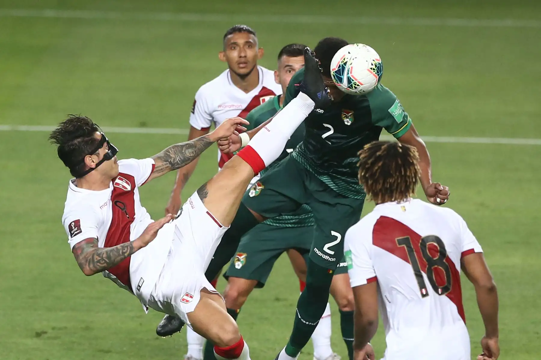 Gianluca Lapadula disputa el balón en área boliviana. La selección enfrenta a Bolivia por las clasificatorias al mundial Catar 2022. Foto: ANDINA/Vidal Tarqui