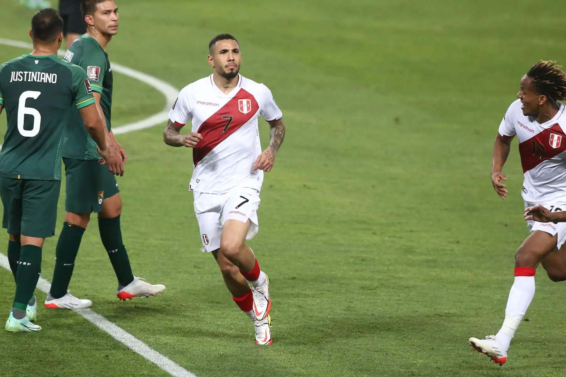 Sergio Peña celebra el 3-0 para Perú. La selección enfrenta a Bolivia por las clasificatorias al mundial Catar 2022. Foto: ANDINA/Vidal Tarqui