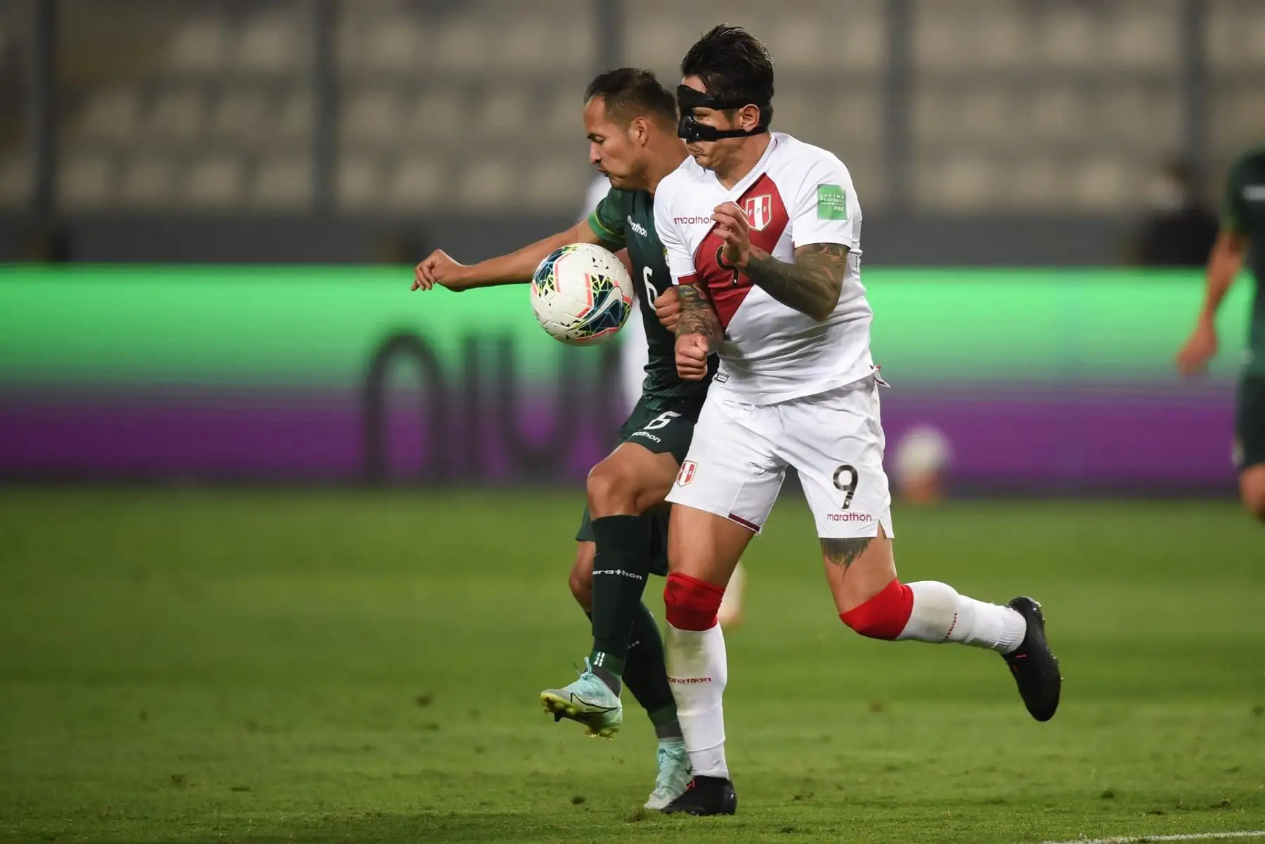 Gianluca Lapadula (d) de Perú disputa un balón con Leonel Justiniano de Bolivia hoy, en un partido de las eliminatorias sudamericanas para el Mundial de Catar 2022 entre Perú y Bolivia en el estadio Nacional en Lima (Perú). EFE/Ernesto Benavides POOL