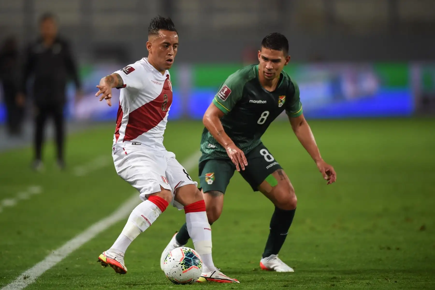 Christian Cueva (i) de Perú disputa un balón con Diego Bejarano de Bolivia hoy, en un partido de las eliminatorias sudamericanas para el Mundial de Catar 2022 entre Perú y Bolivia en el estadio Nacional en Lima (Perú). EFE/Ernesto Benavides POOL