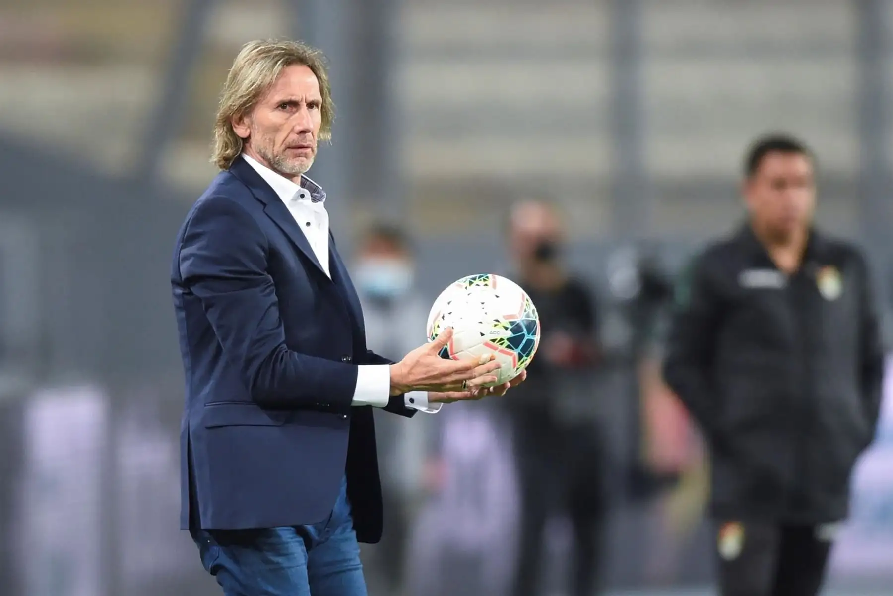 Ricardo Gareca, entrenador de Perú, observa durante el partido ante Bolivia, de las eliminatorias sudamericanas para el Mundial de Catar 2022 entre Perú y Bolivia en el estadio Nacional en Lima (Perú). EFE/Ernesto Benavides POOL