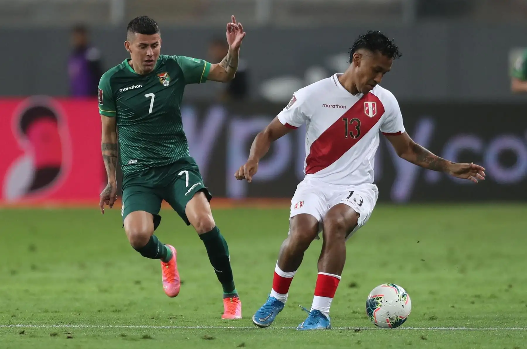 Renato Tapia de Perú disputa el balón con Juan Carlos Arce de Bolivia hoy, en un partido de las eliminatorias sudamericanas entre Perú y Bolivia para el Mundial de Catar en el Estadio Nacional de Lima (Perú). EFE/Sebastián Castañeda POOL