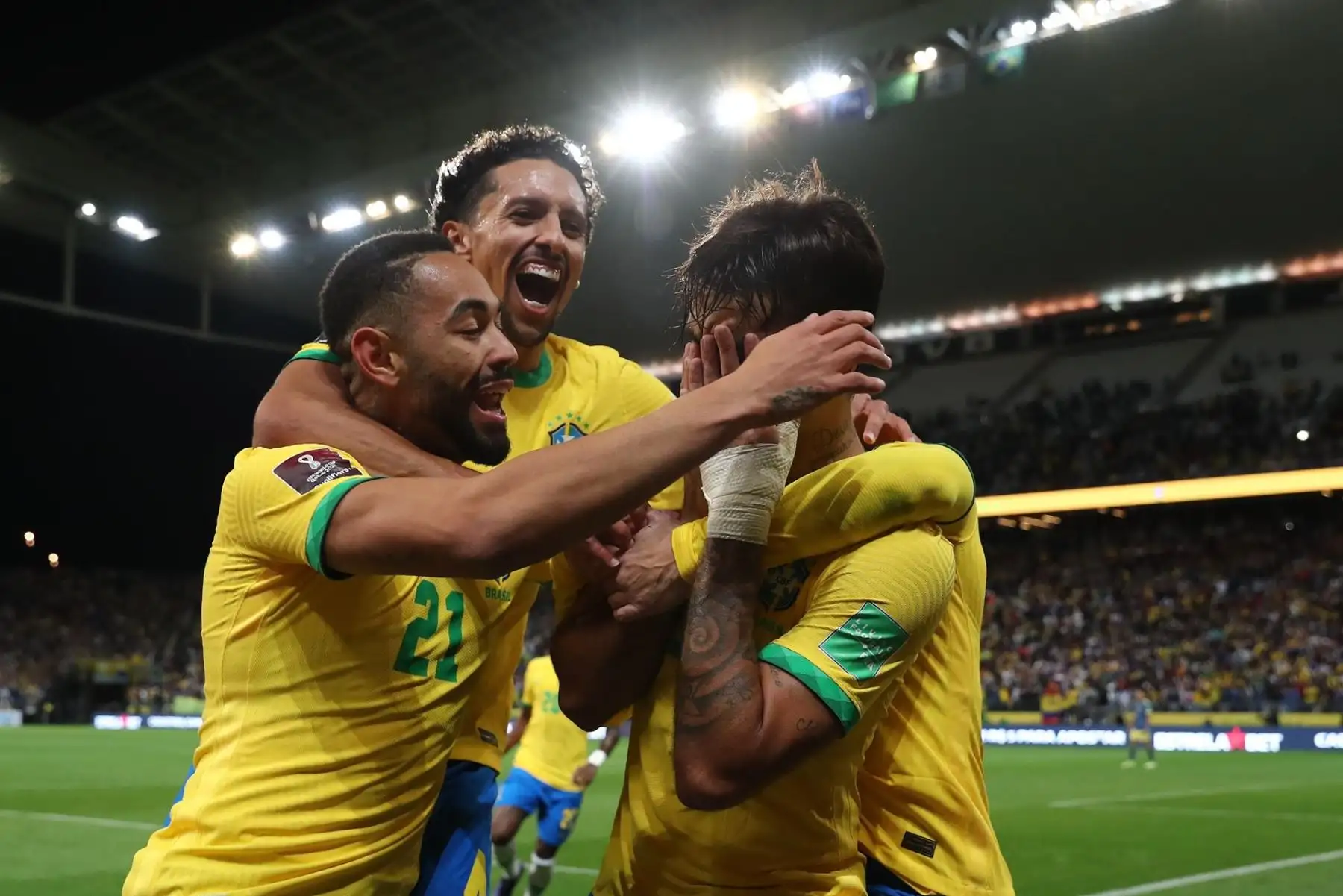 Los jugadores de Brasil celebran un gol de Lucas Paqueta hoy, en un partido de las eliminatorias sudamericanas para el Mundial de Catar entre Brasil y Colombia en el estadio Arena de Sao Paulo (Brasil). EFE/Sebastiao Moreira