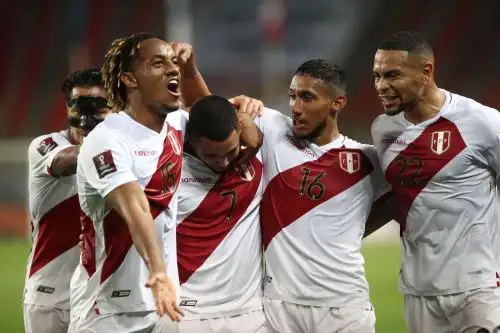 La selección peruana goleó 3-0 a Bolivia y mantiene las esperanzas de pelear por llegar al Mundial Catar 2022