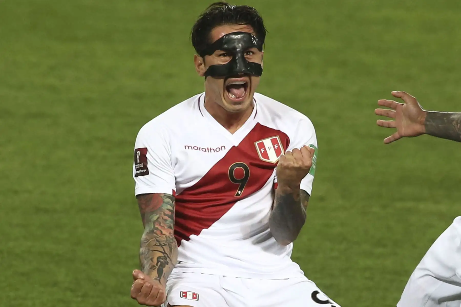 Gianluca Lapadula celebra tras anotar el 1-0 para Perú en el Estadio Nacional. La selección enfrenta a Bolivia por las clasificatorias al mundial Catar 2022. Foto: ANDINA/Vidal Tarqui