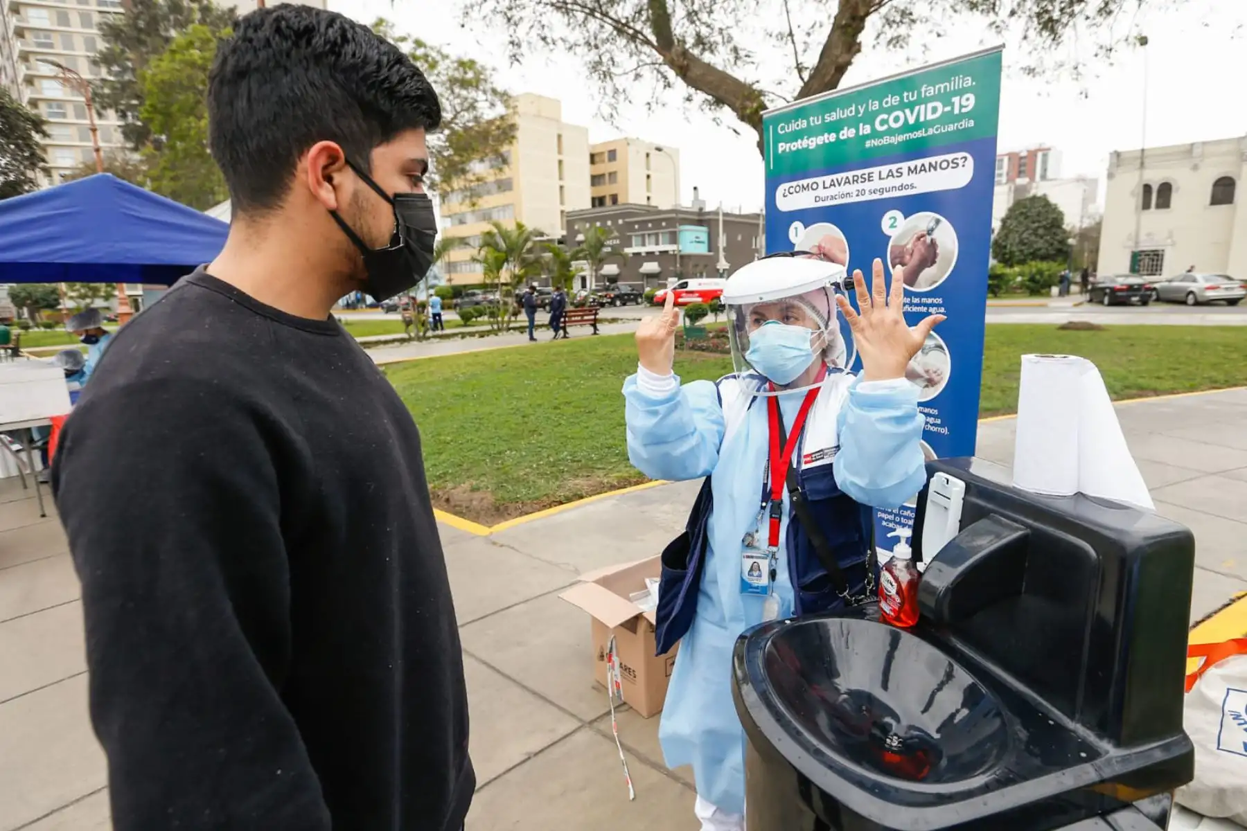 Además, se está 02 puntos fijos para la toma de pruebas moleculares gratuitas, vacunación contra la COVID-19, y entrega de kits de mascarillas. Foto: ANDINA/ Minsa