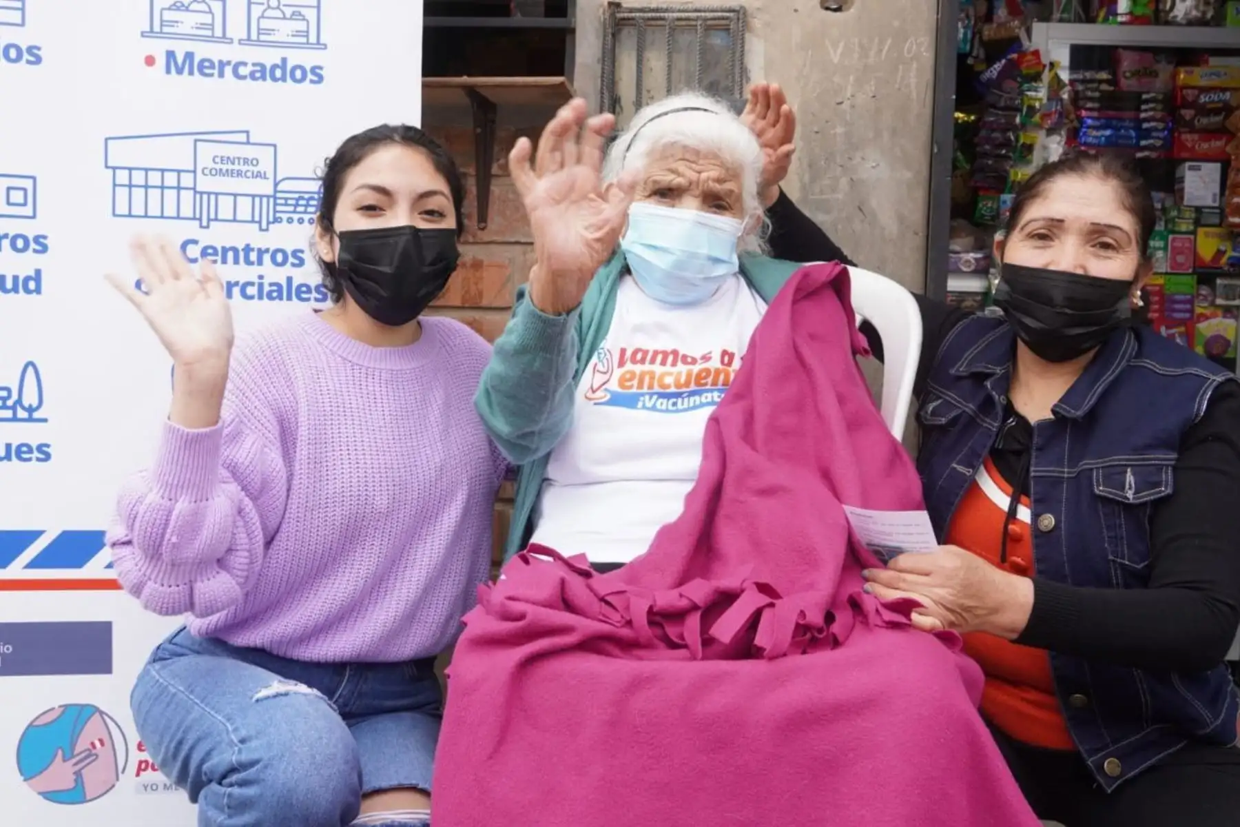 Doña Petronila Marín Díaz de 102 años y su yerno Máximo Vargas de 83, recibieron su dosis de refuerzo como parte de la estrategia de vacunación casa por casa. Foto: ANDINA/ Minsa