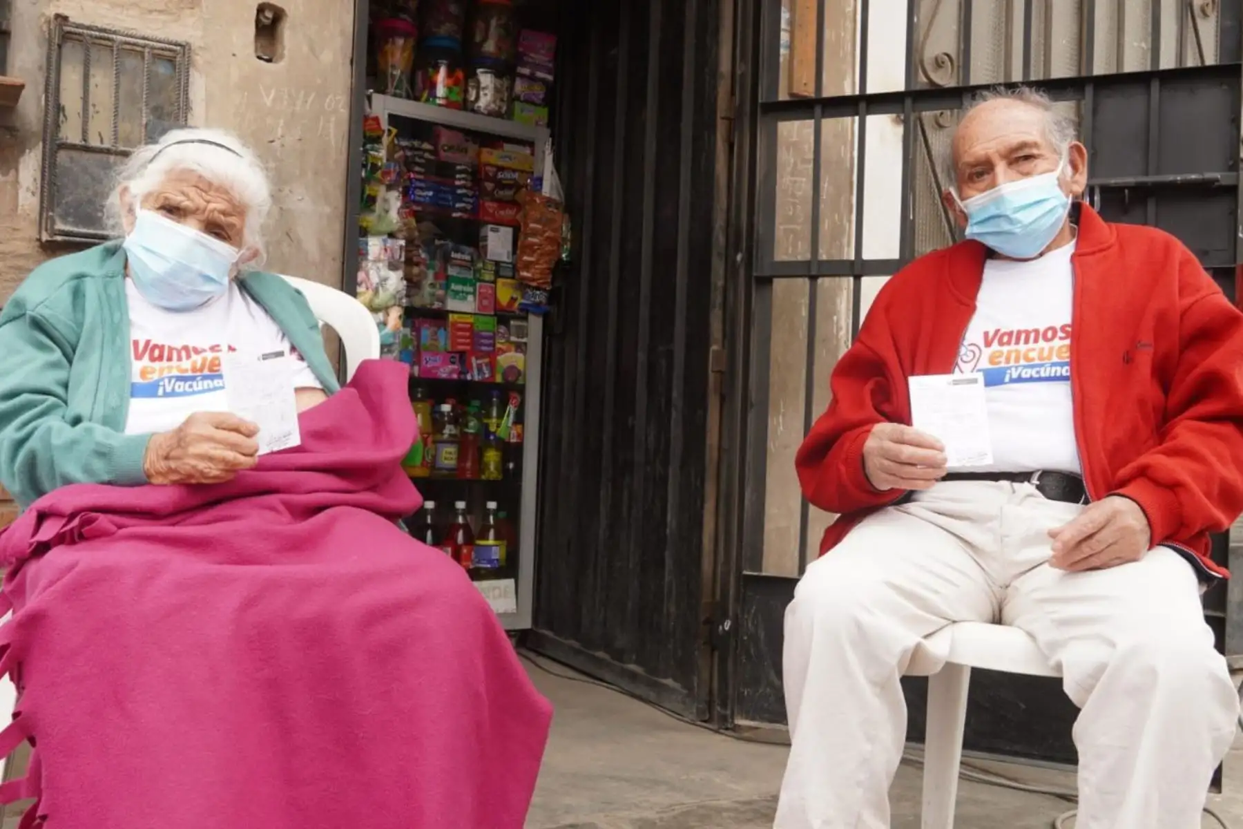 Doña Petronila Marín Díaz de 102 años y su yerno Máximo Vargas de 83, recibieron su dosis de refuerzo como parte de la estrategia de vacunación casa por casa. Foto: ANDINA/ Minsa