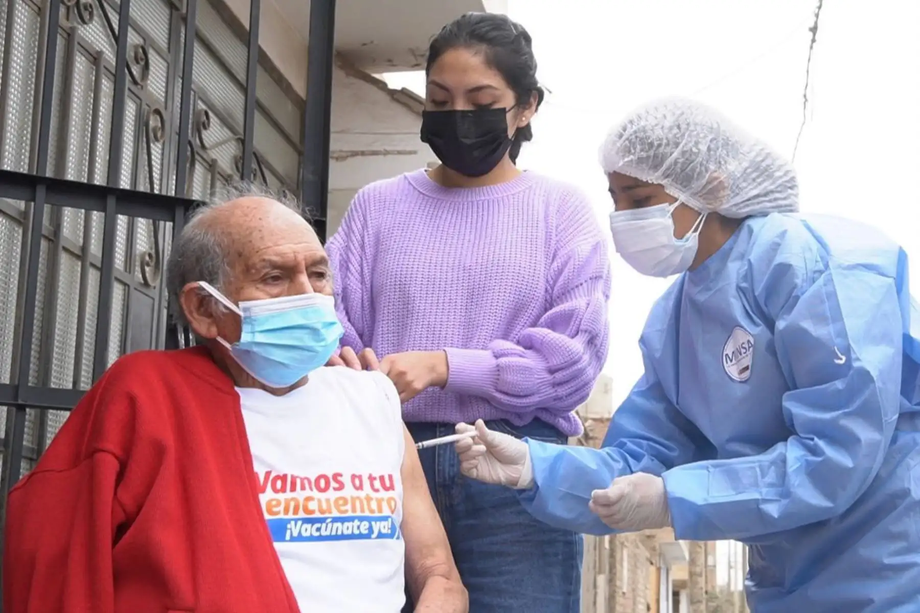 Doña Petronila Marín Díaz de 102 años y su yerno Máximo Vargas de 83, recibieron su dosis de refuerzo como parte de la estrategia de vacunación casa por casa. Foto: ANDINA/ Minsa