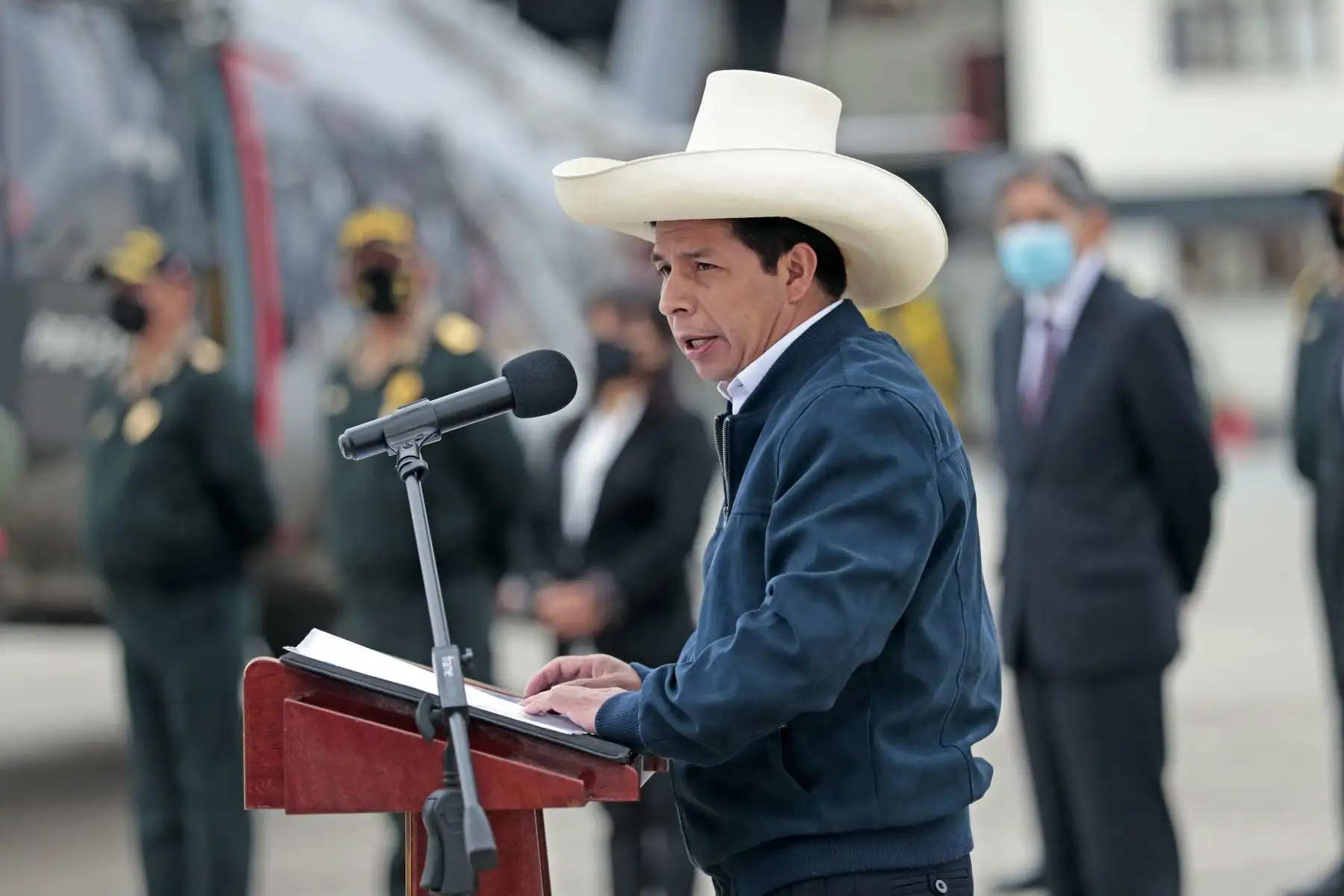 El presidente de la República, Pedro Castillo, junto a la jefa del Gabinete, Mirtha Vásquez y el ministro del Interior, Avelino Guillén, encabeza ceremonia de entrega de helicópteros para la PNP. Foto: ANDINA/Prensa Presidencia
