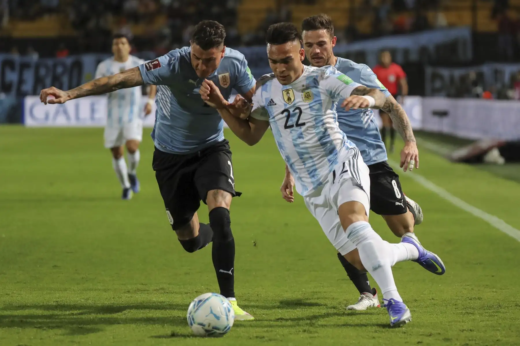 José Giménez de Uruguay disputa el balón con Lautaro Martínez de Argentina durante partido por las eliminatorias Catar 2022, en el estadio Campeón del Siglo en Montevideo. Foto: EFE