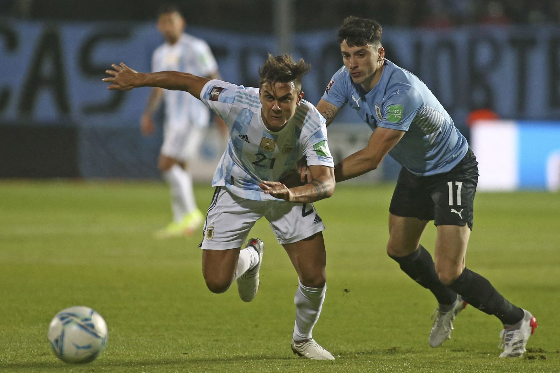 El argentino Paulo Dybala es desafiado por el uruguayo Joaquín Piquerez durante partido por la clasificación al Mundial Catar 2022, en el estadio Campeon del Siglo en Montevideo. Foto: AFP