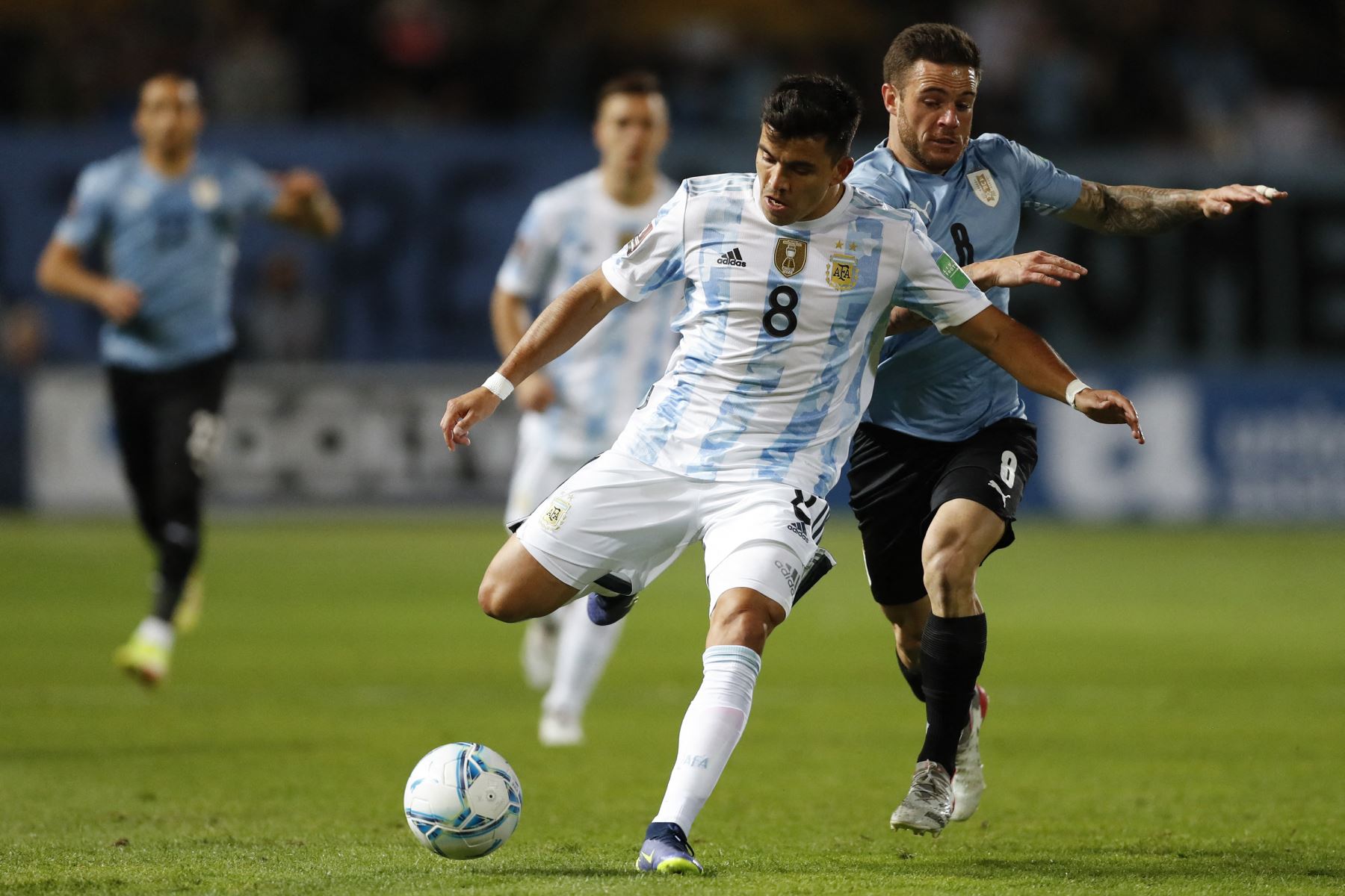 El argentino Marcos Acuña y el uruguayo Nahitan Nandez compiten por el balón durante partido de clasificación a la Copa Qatar 2022, en el estadio Campeon del Siglo en Montevideo. Foto: AFP