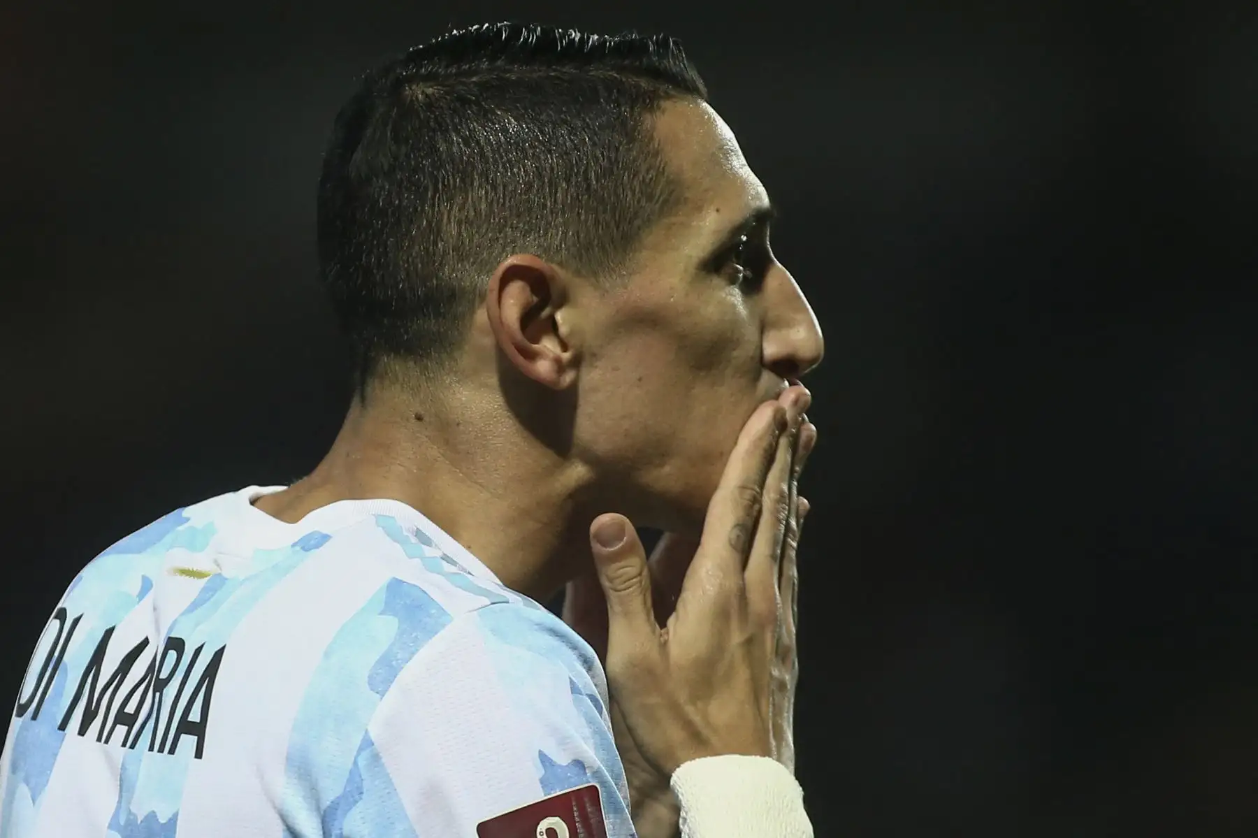 El argentino Angel Di Maria celebra tras anotar contra Uruguay durante partido de clasificación sudamericano para la Copa Mundial de la FIFA Qatar 2022, en el estadio Campeón del Siglo de Montevideo. Foto: AFP