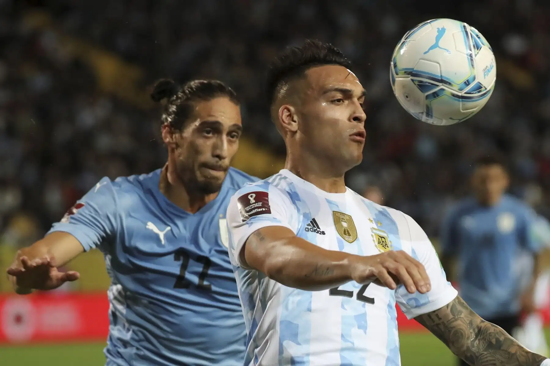 Martín Cáceres de Uruguay disputa el balón con Lautaro Martínez de Argentina durante partido por las eliminatorias Catar 2022, en el estadio Campeón del Siglo en Montevideo. Foto: EFE